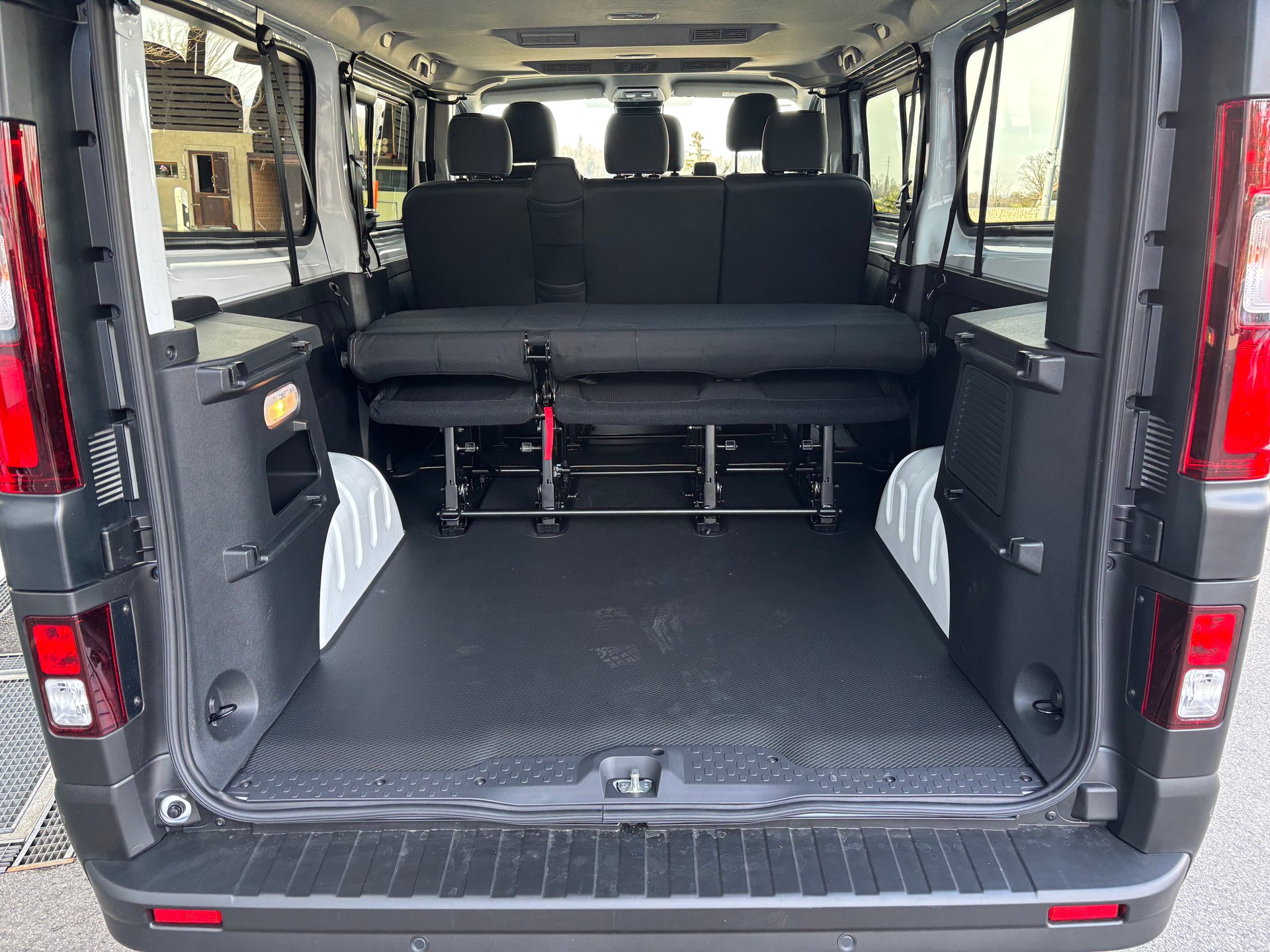 NISSAN Primastar 150 3.0L2H1 Tekna 9 Plätze-image-4