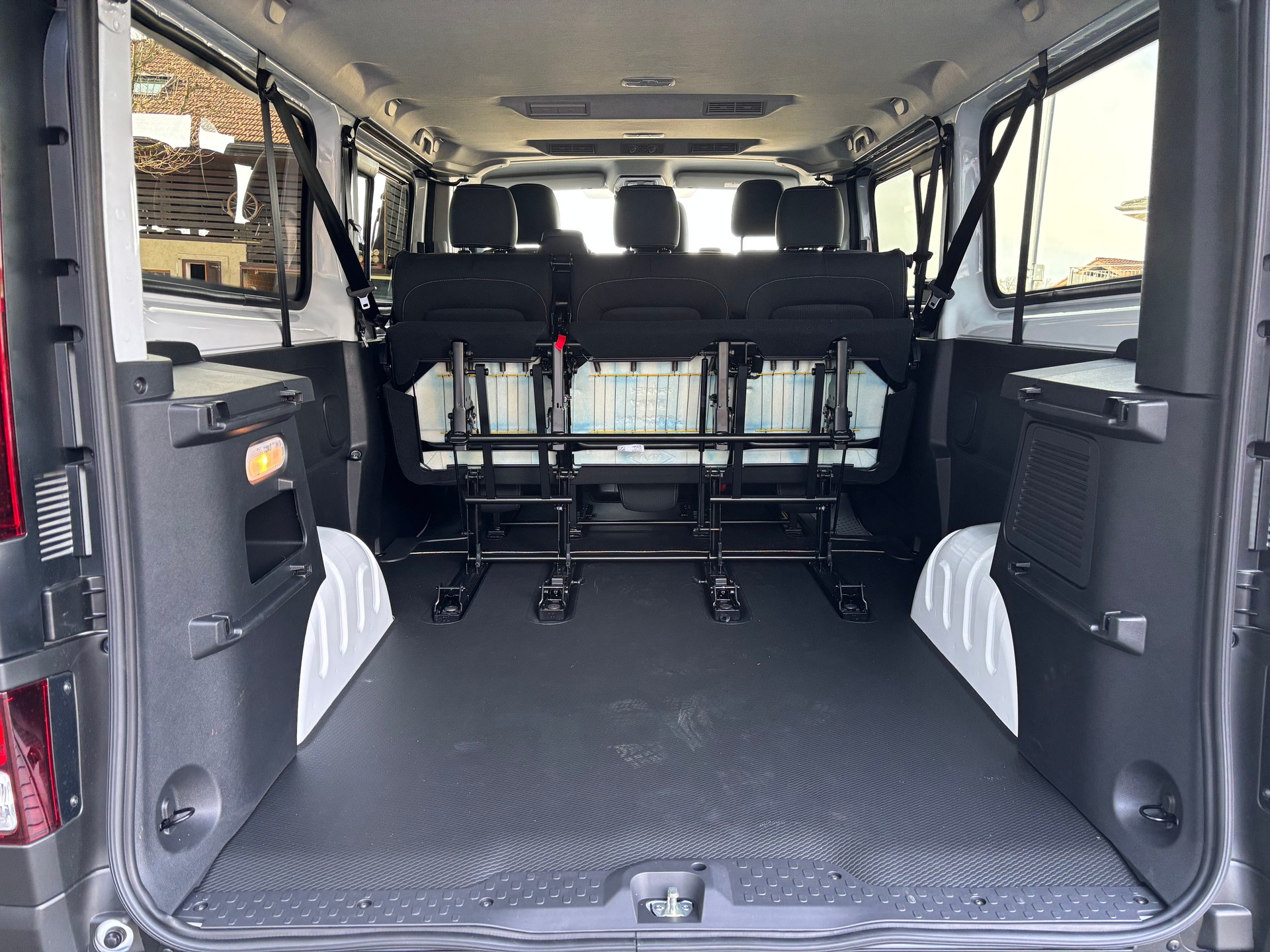 NISSAN Primastar 150 3.0L2H1 Tekna 9 Plätze-image-5