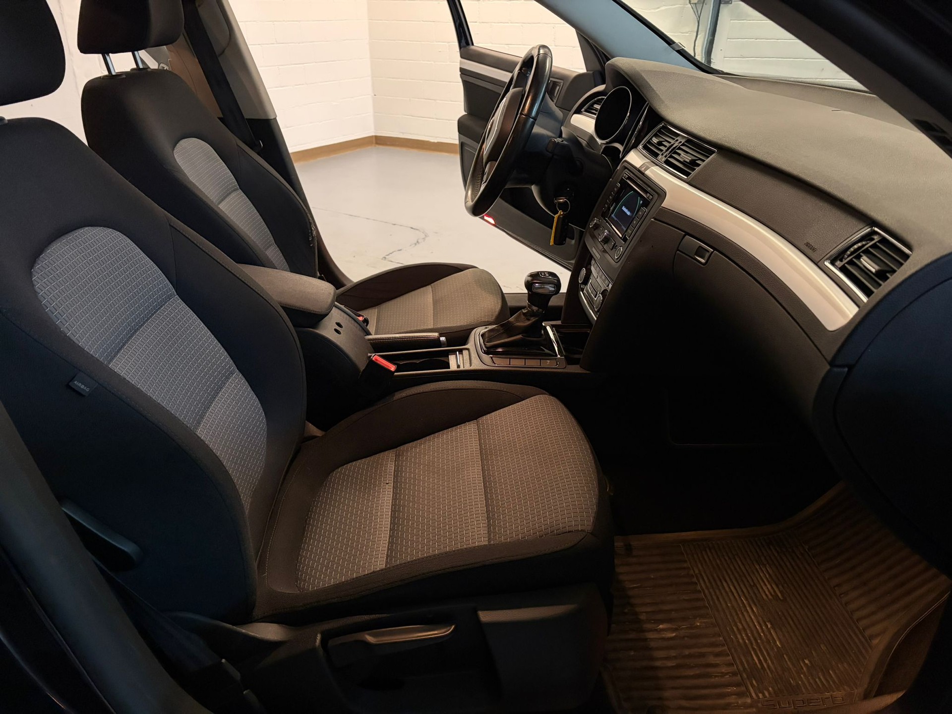 SKODA Superb Combi 2.0 TDi Elegance 4x4 DSG ***CH-Fahrzeug***-image-9