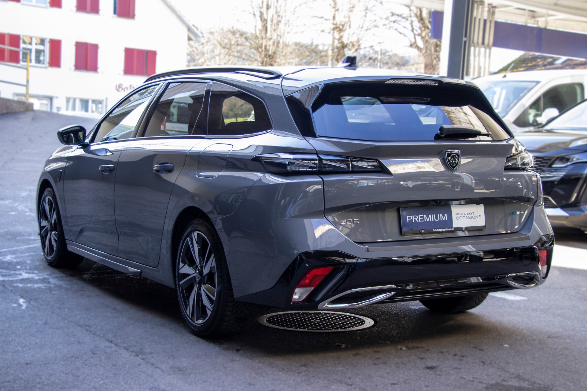 PEUGEOT 308 SW 1.6 PHEV 180 GT-image-1