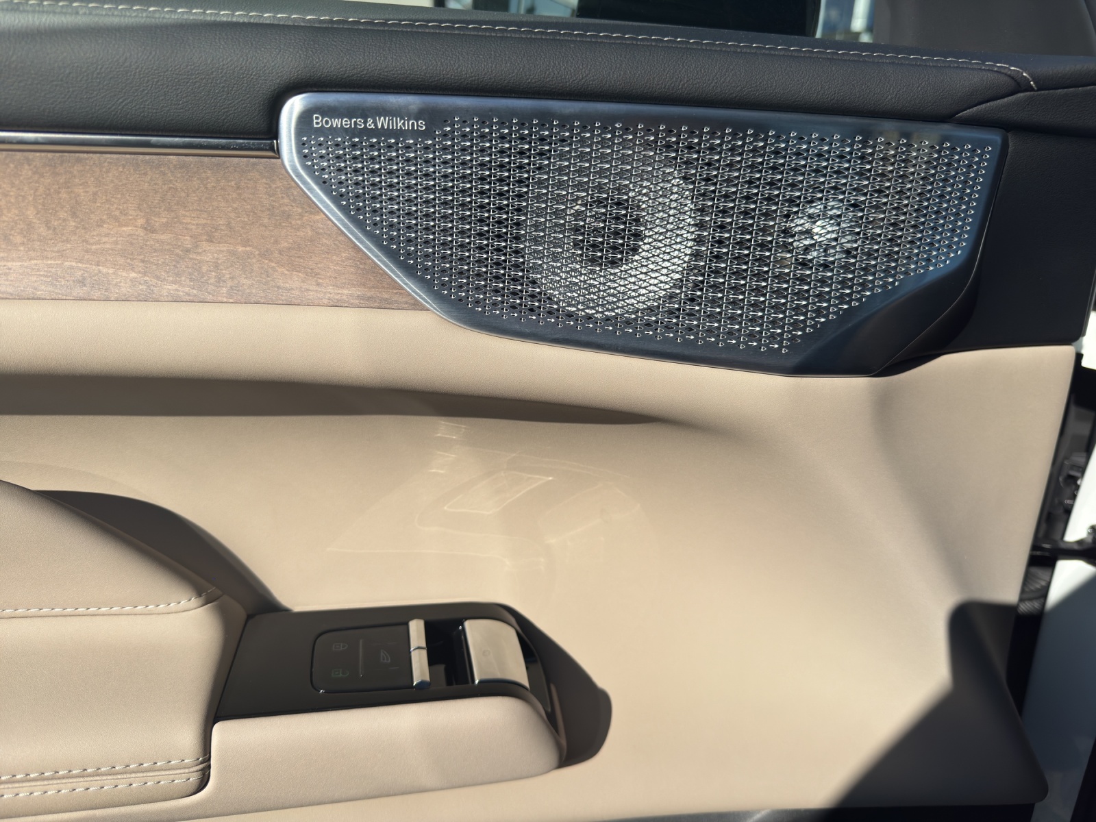 VOLVO ES90 Ultra-image-12