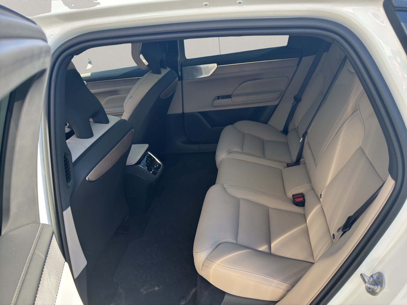 VOLVO ES90 Ultra-showroom-element-3