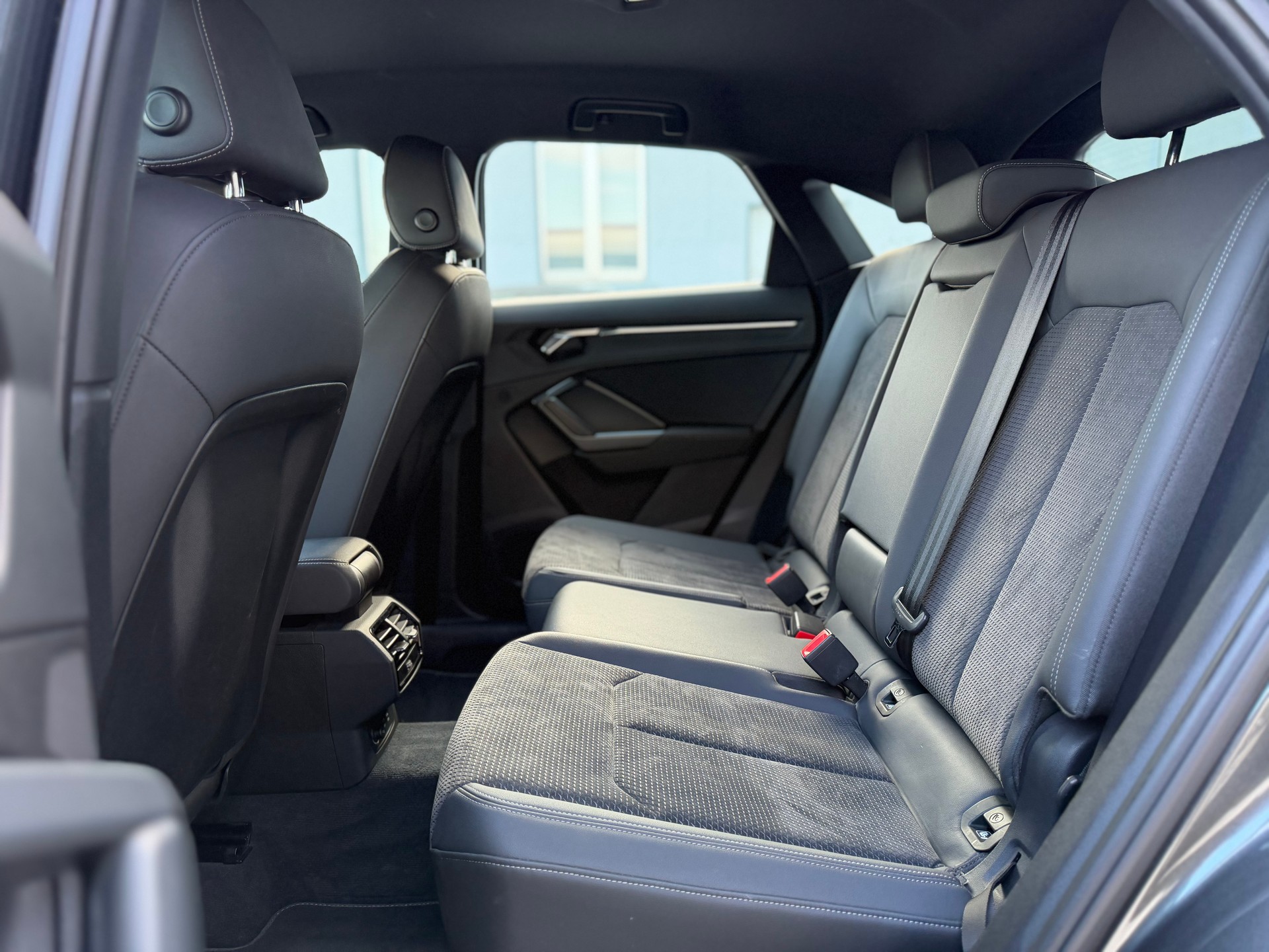AUDI Q3 Sportback 40 TDI S line Attraction quattro S-tronic-image-12