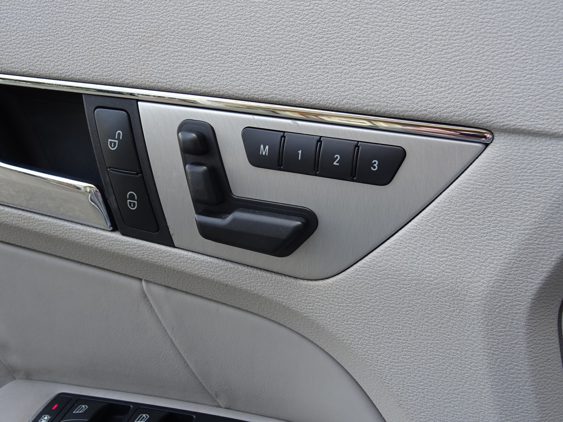 MERCEDES-BENZ E 350 CGI BlueEfficiency 7G-Tronic-image-12