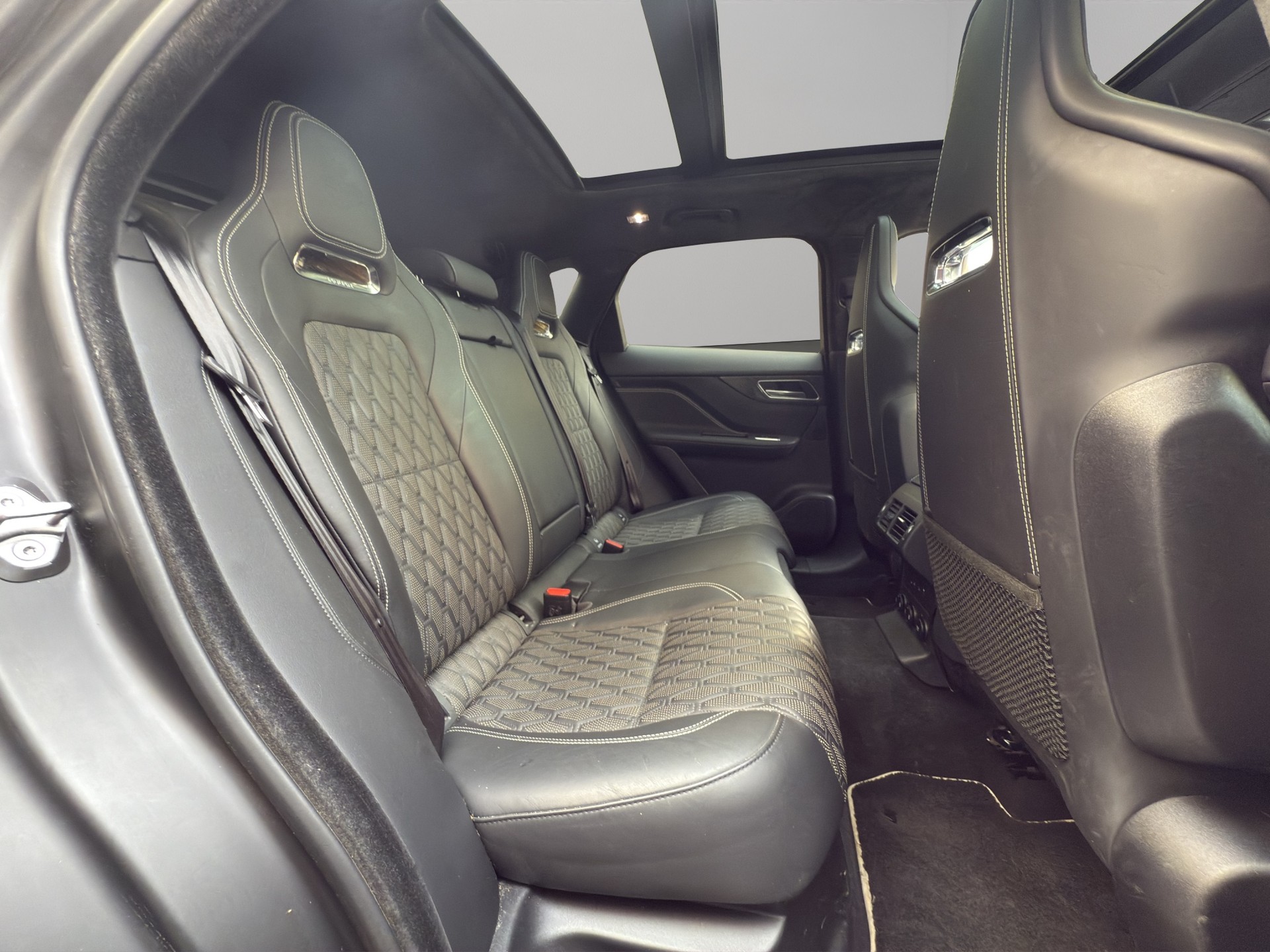 JAGUAR F-Pace 5.0 V8 SVR AWD-image-10