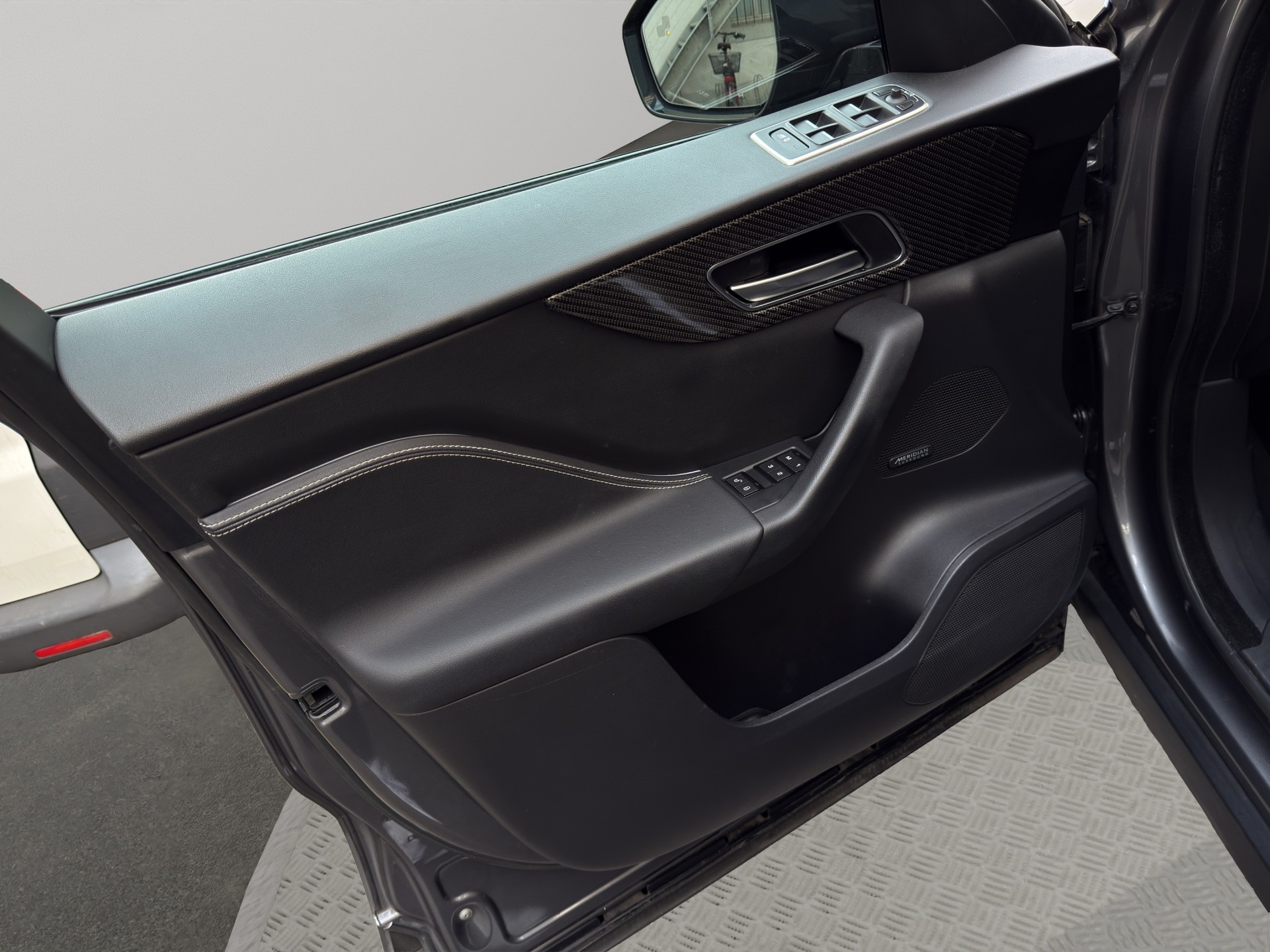 JAGUAR F-Pace 5.0 V8 SVR AWD-image-8