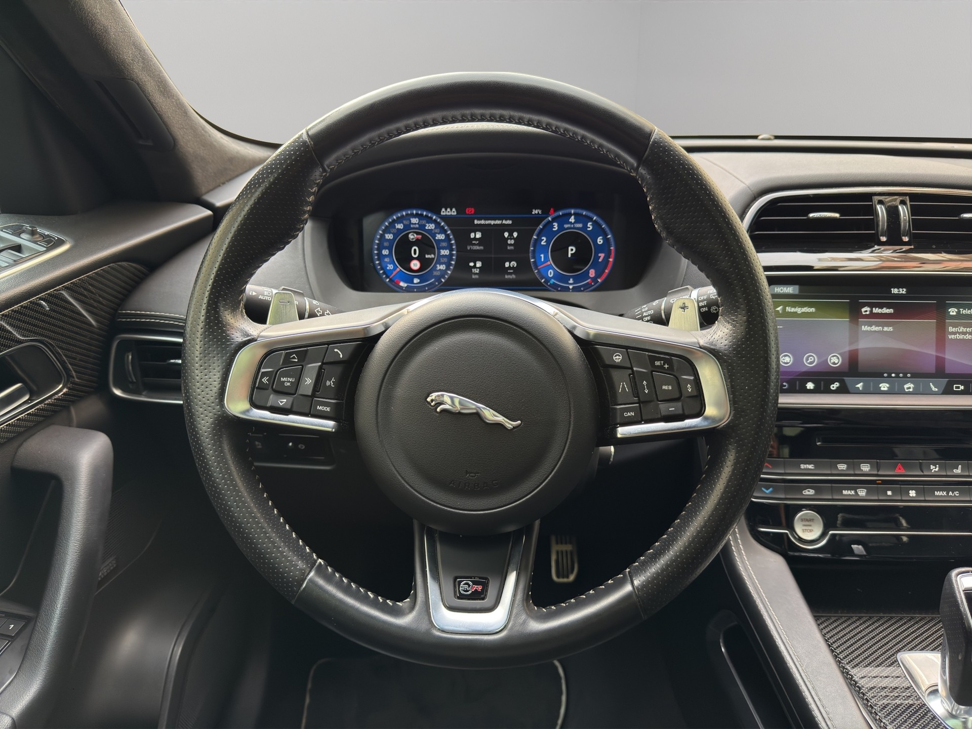 JAGUAR F-Pace 5.0 V8 SVR AWD-image-5