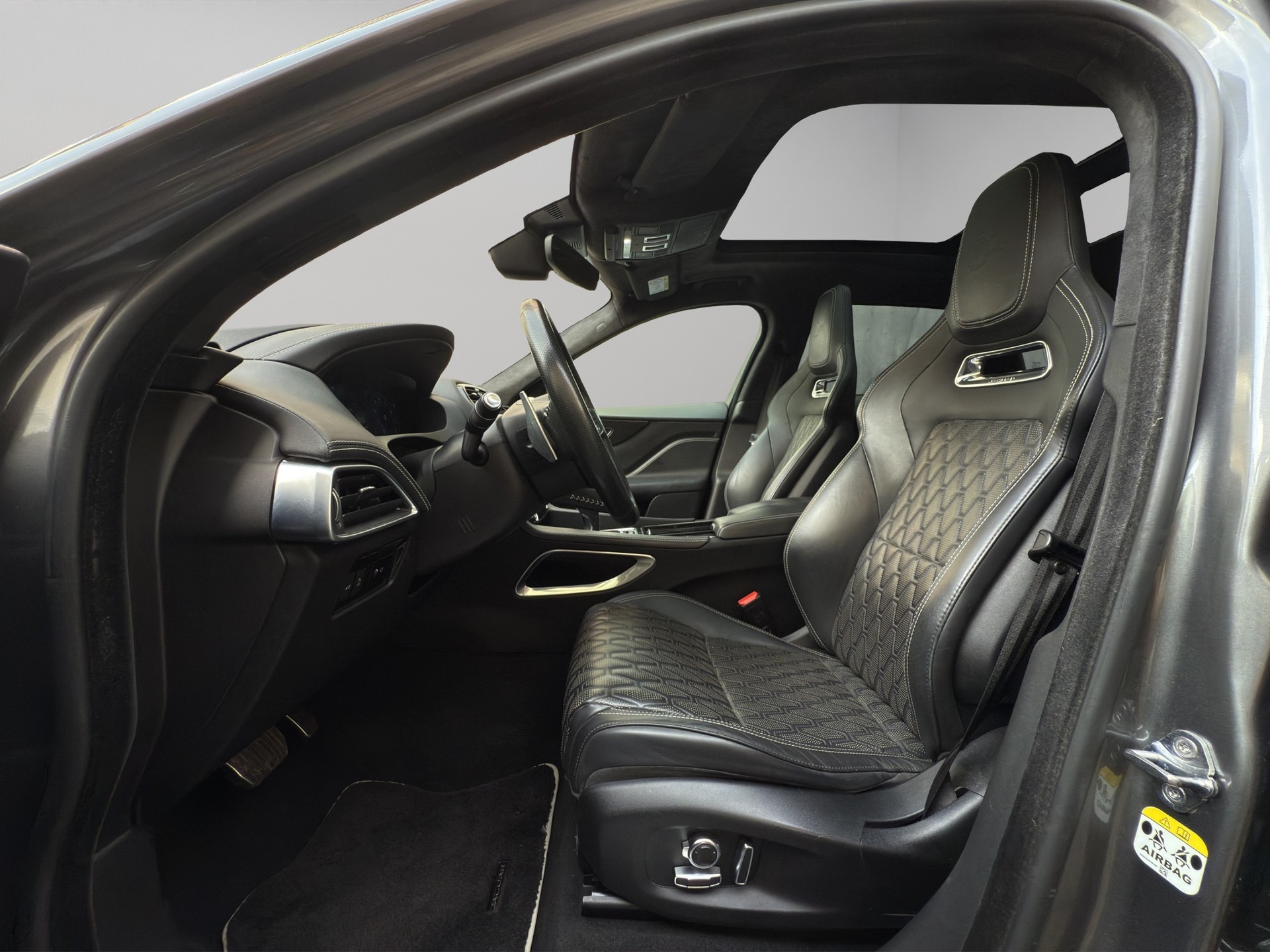 JAGUAR F-Pace 5.0 V8 SVR AWD-image-16