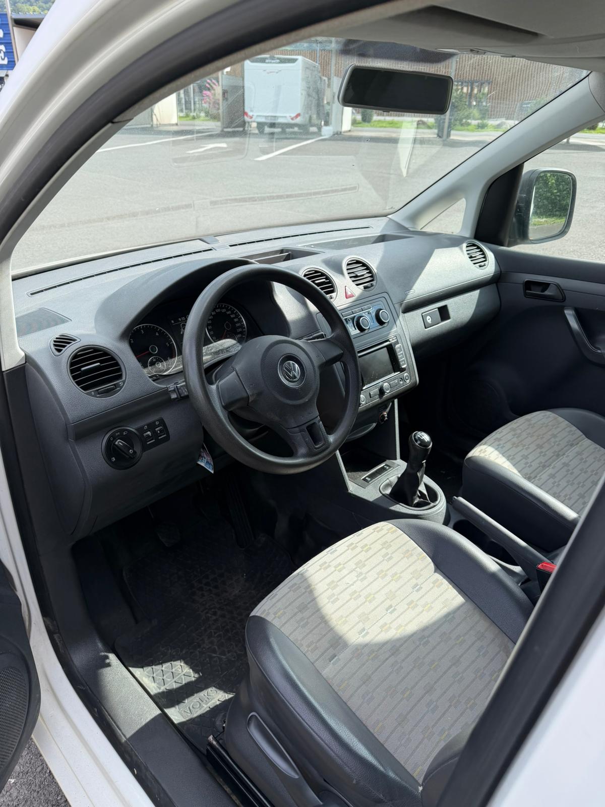 VW Caddy Maxi 1.6 TDI Blue Motion Technology-image-10
