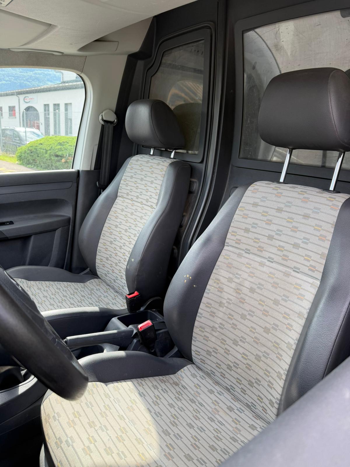 VW Caddy Maxi 1.6 TDI Blue Motion Technology-image-12