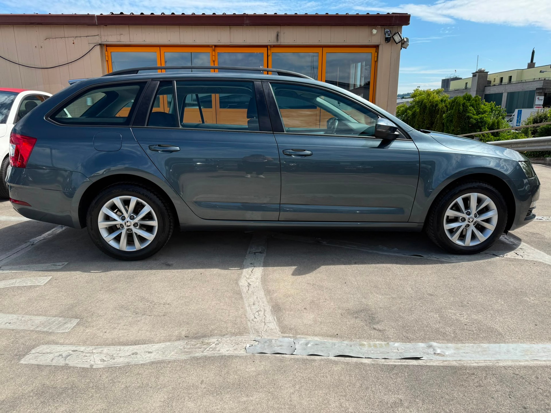 SKODA Octavia Combi 1.4 TSI Ambition-image-4