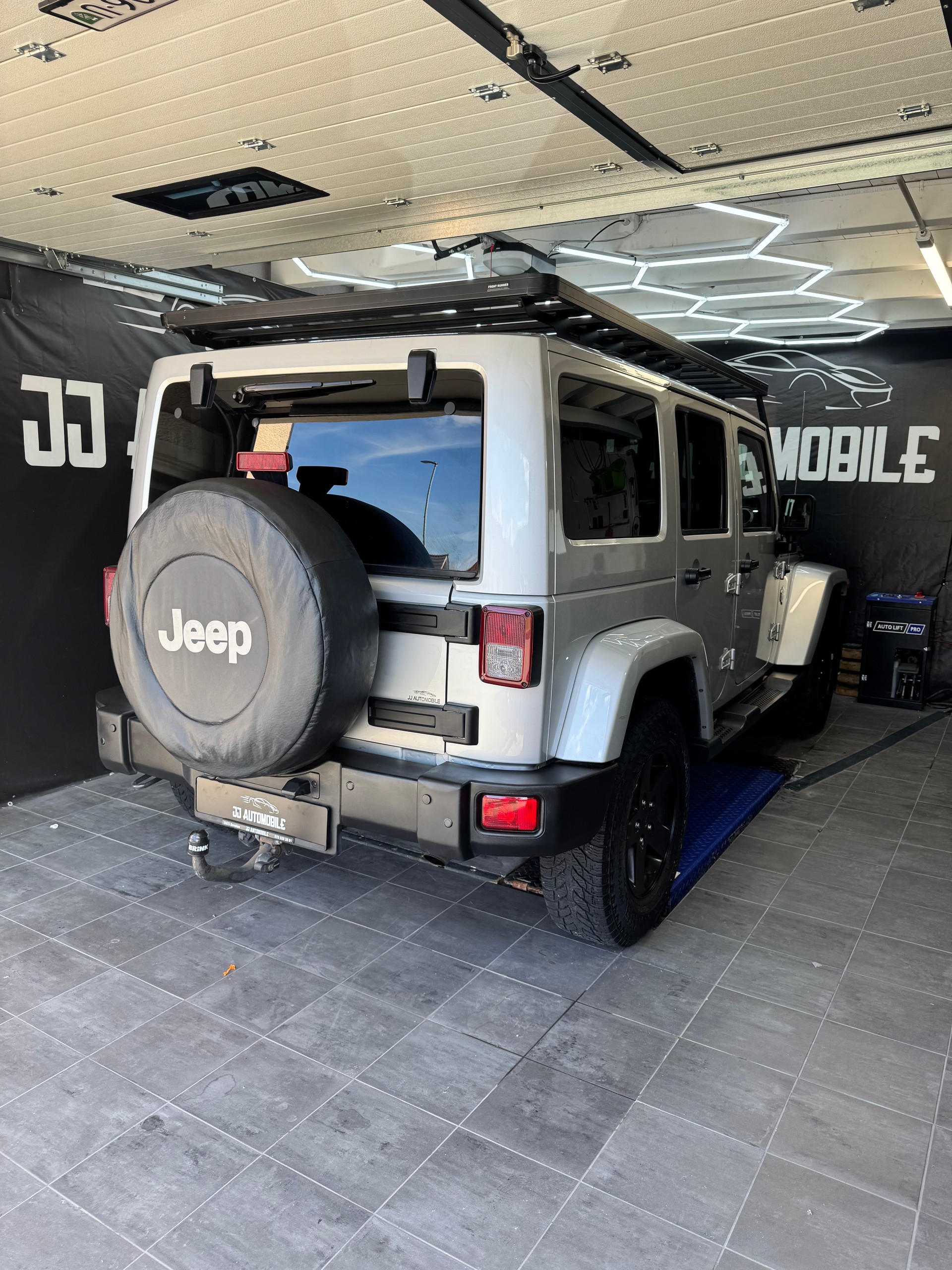 JEEP Wrangler 3.6 Unlimited Arctic Automatic-image-3