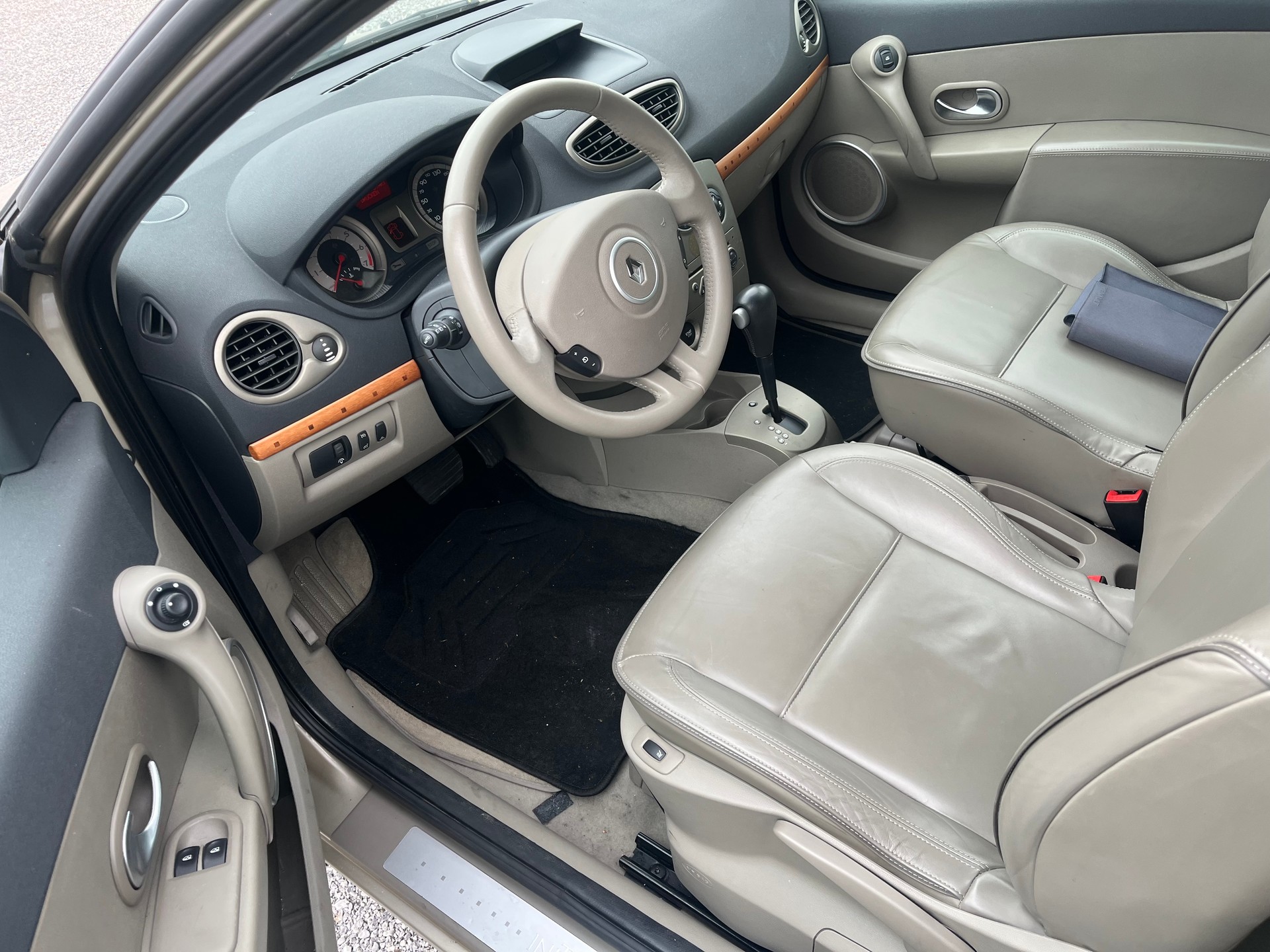 RENAULT Clio 1.6 16V Initiale-image-8