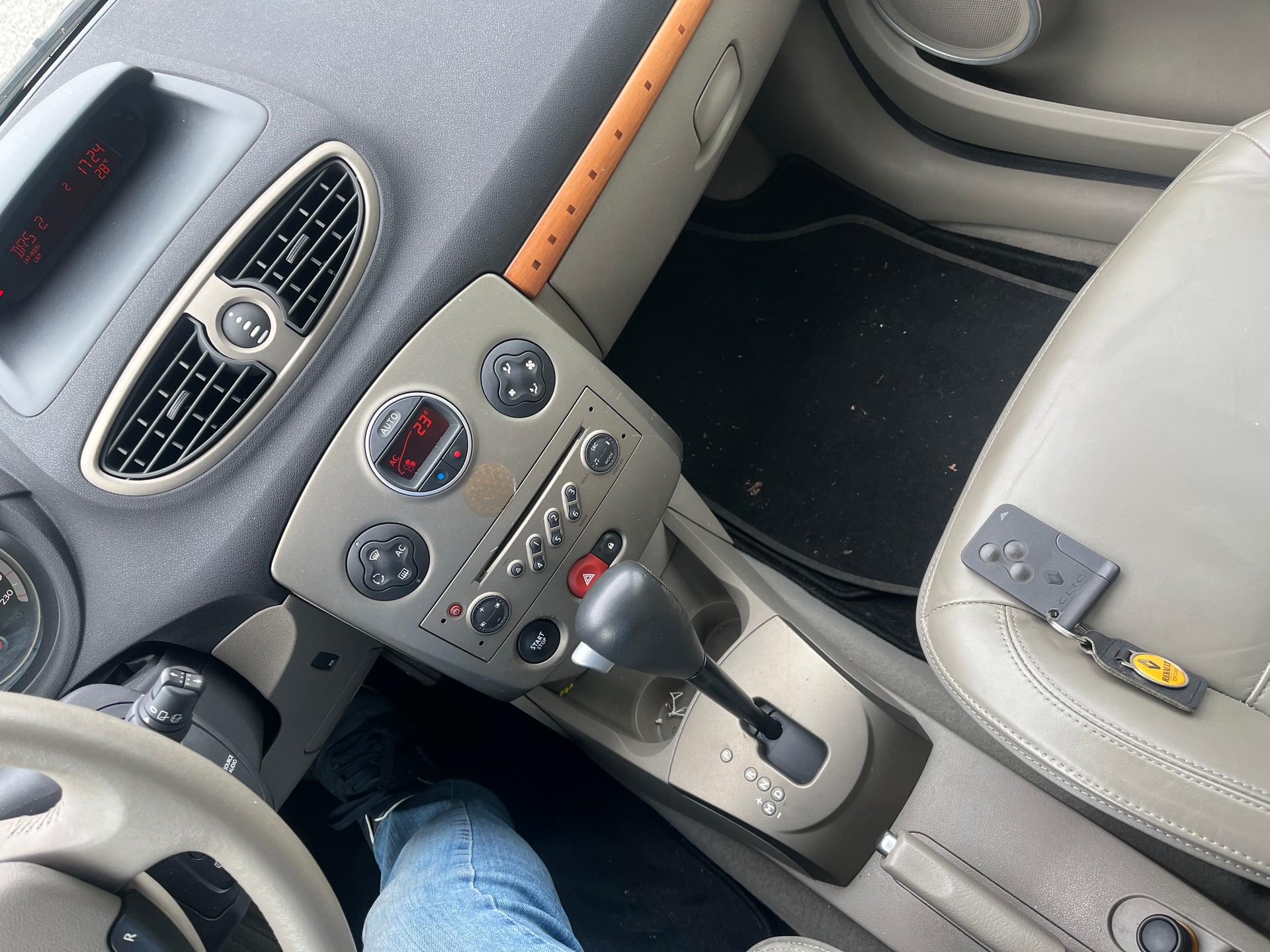 RENAULT Clio 1.6 16V Initiale-image-7