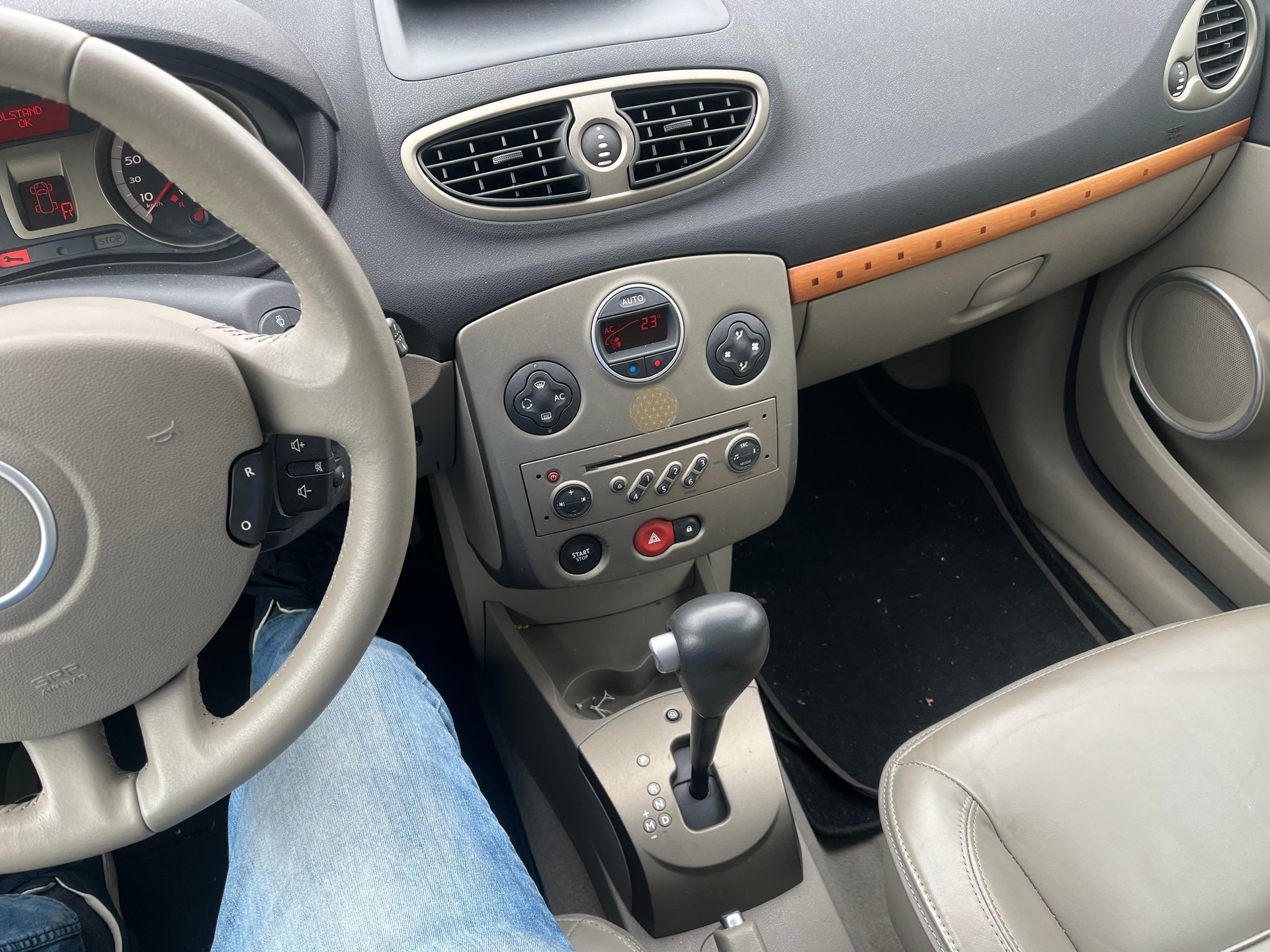 RENAULT Clio 1.6 16V Initiale-image-10