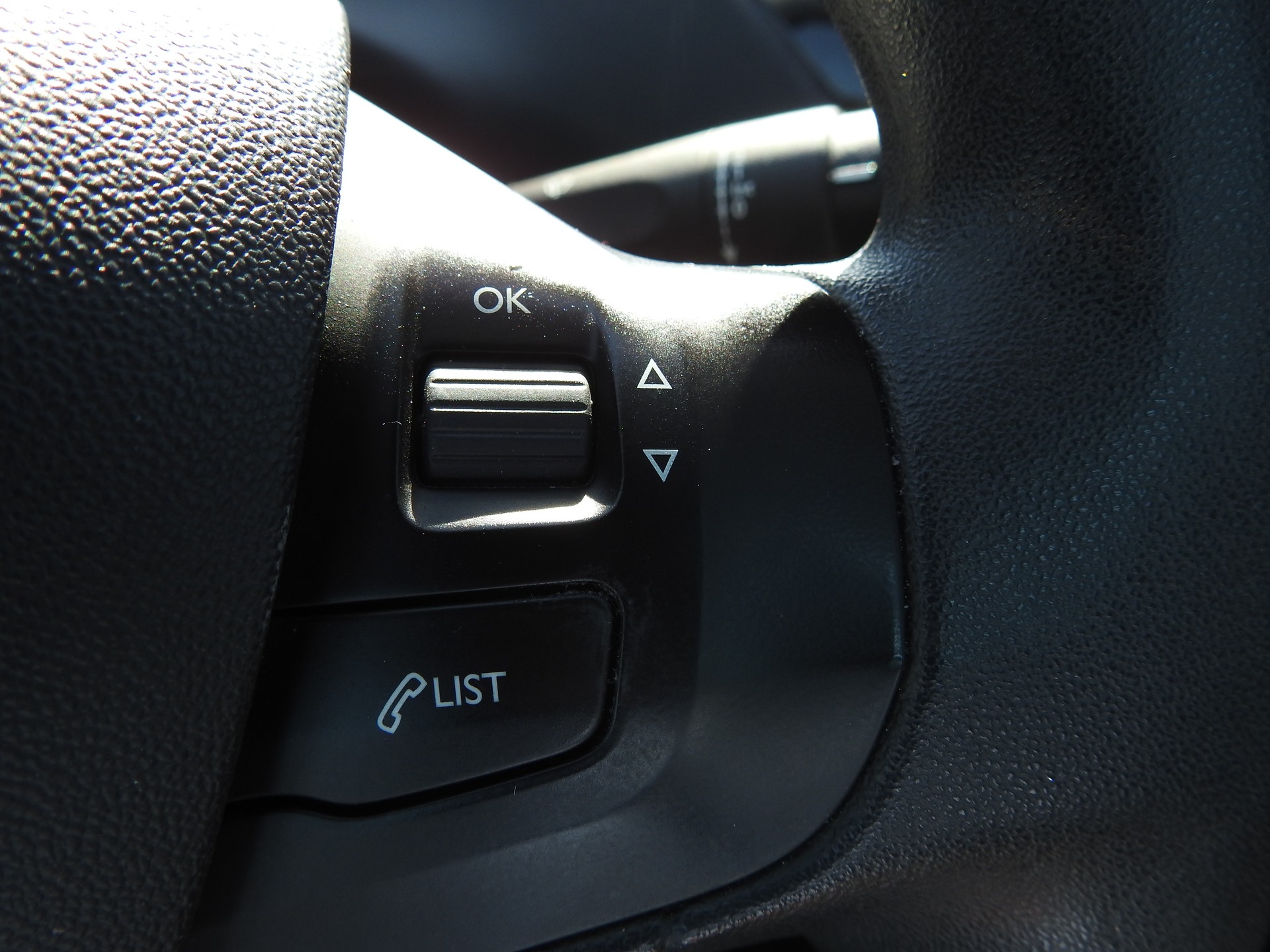 PEUGEOT 208 1.2 VTI Active-image-25