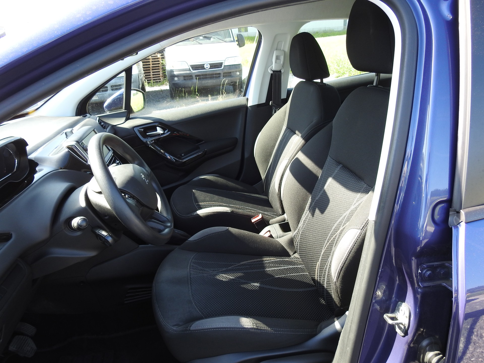 PEUGEOT 208 1.2 VTI Active-image-12