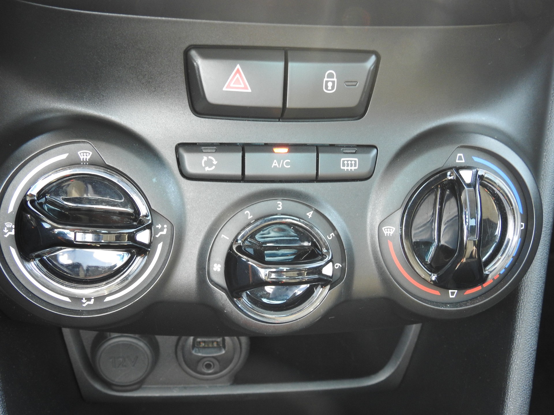 PEUGEOT 208 1.2 VTI Active-image-22