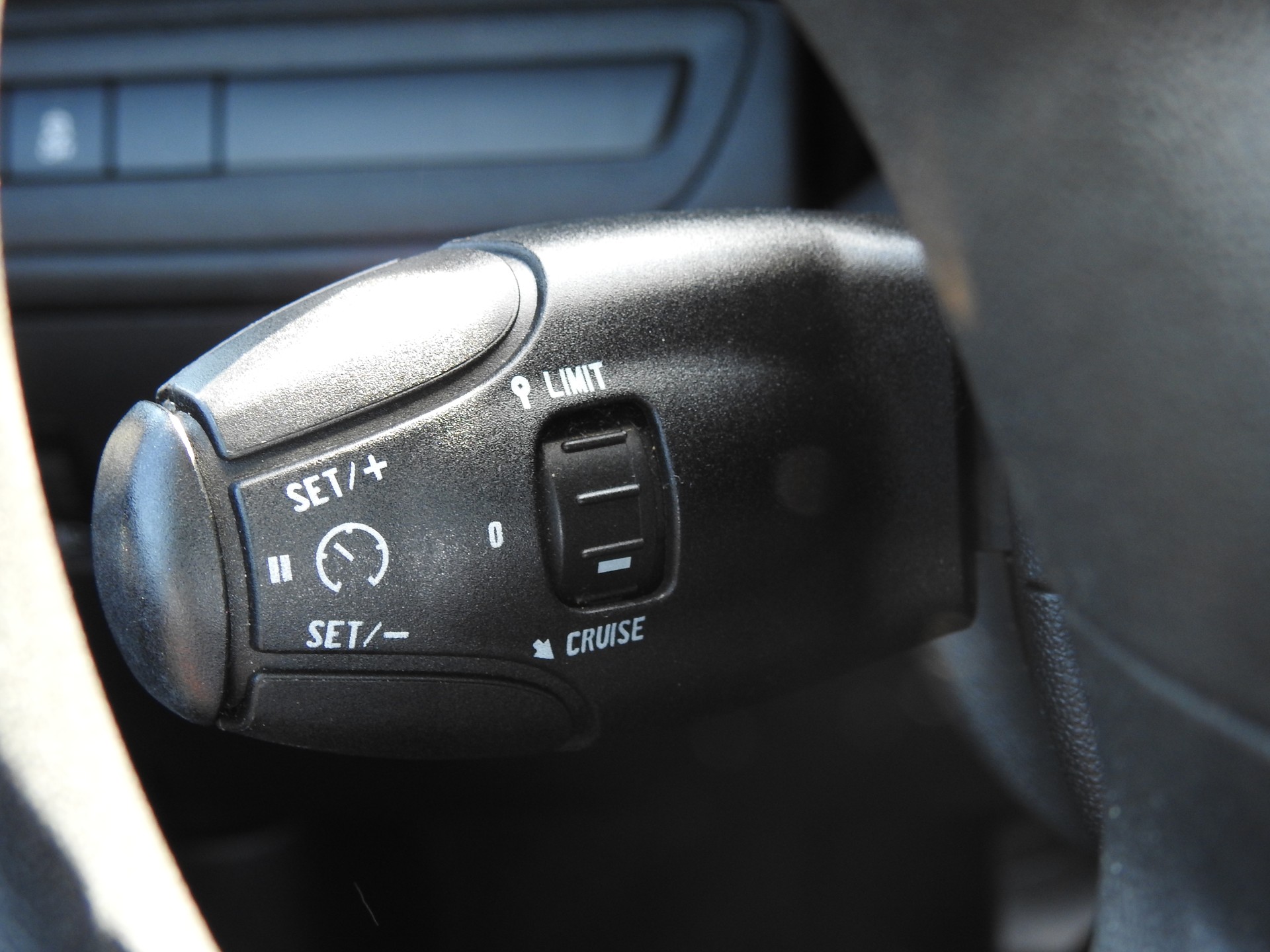 PEUGEOT 208 1.2 VTI Active-image-27