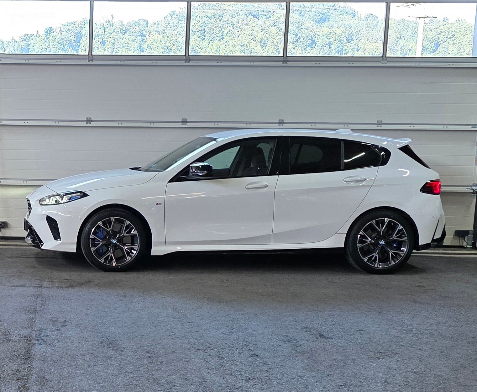 BMW M135 xDrive *Harman/Kardon*Sitzheizung*Rückfahrkamera*CarPlay&AndroidAuto*-image-1