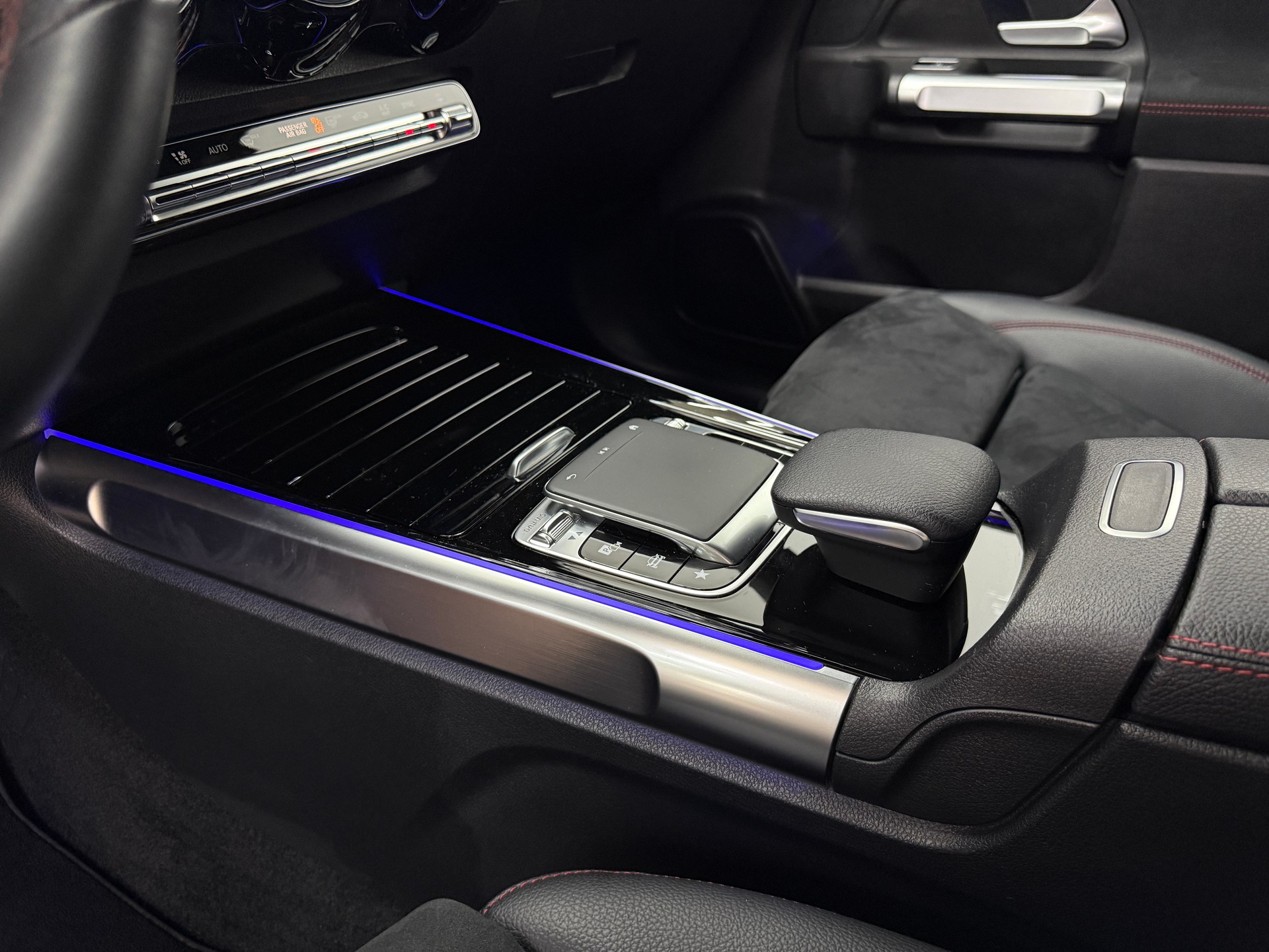 MERCEDES-BENZ GLB 250 4Matic AMG Line 8G-Tronic-image-28
