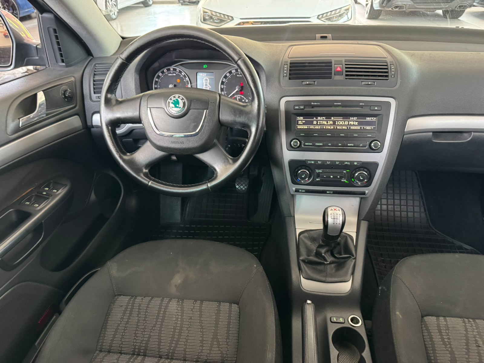 SKODA Octavia Combi 1.6 TDI Adventure 4x4-image-11