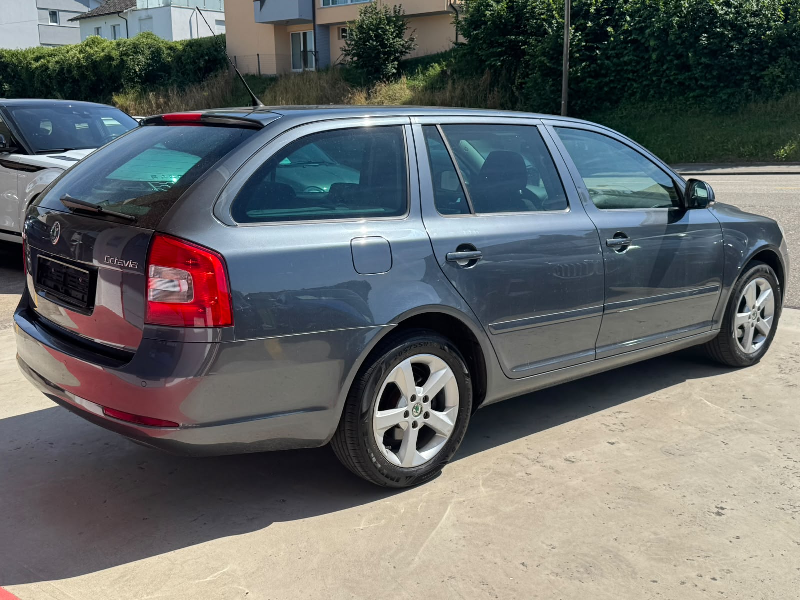 SKODA Octavia Combi 1.6 TDI Adventure 4x4-image-3