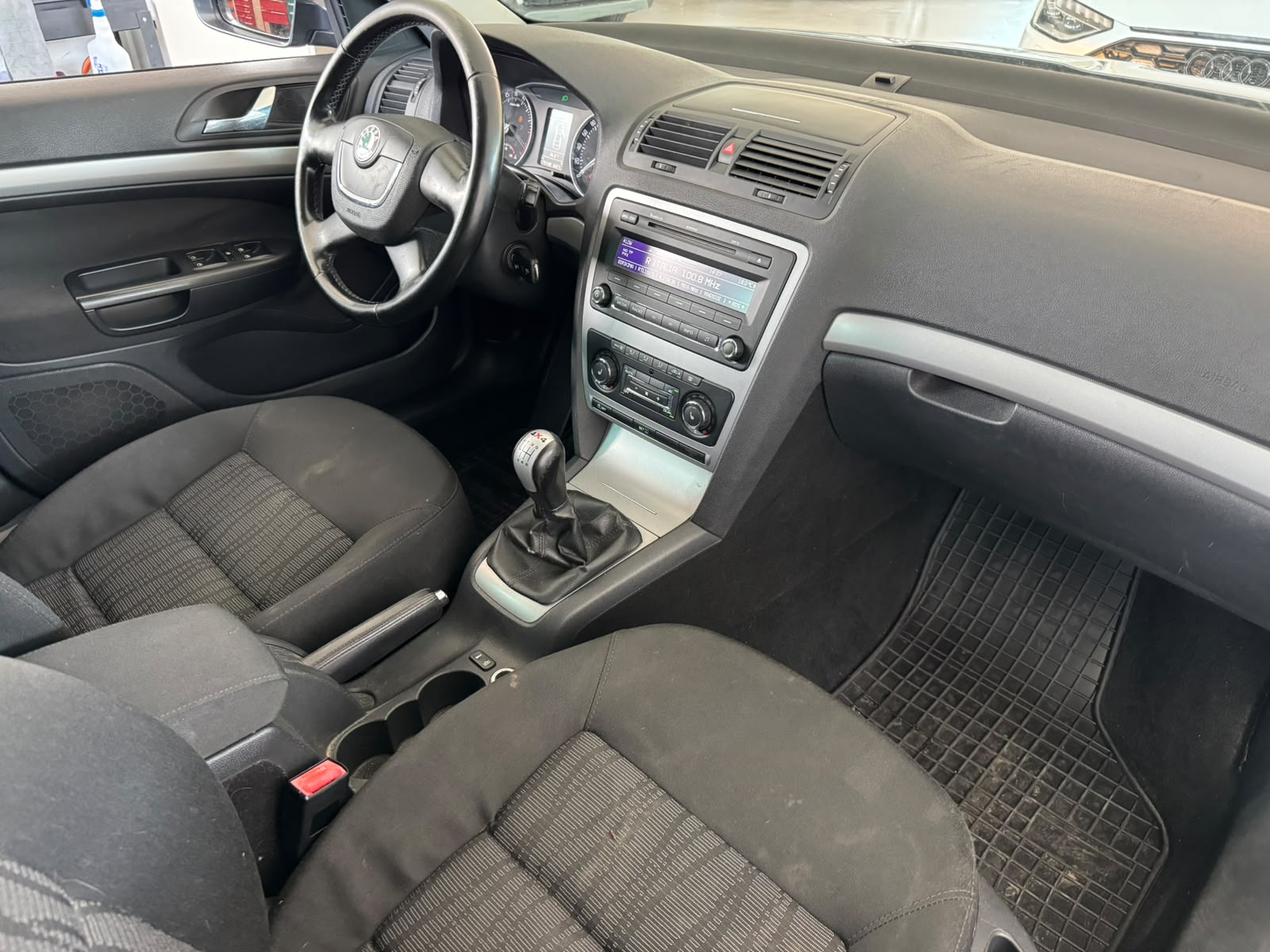 SKODA Octavia Combi 1.6 TDI Adventure 4x4-image-13