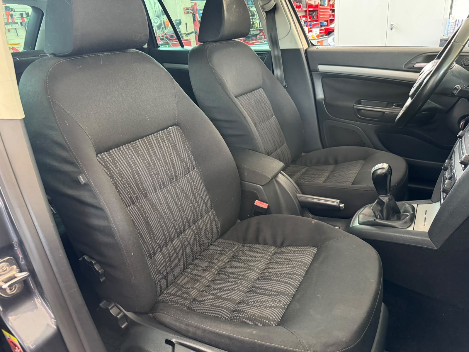 SKODA Octavia Combi 1.6 TDI Adventure 4x4-image-16
