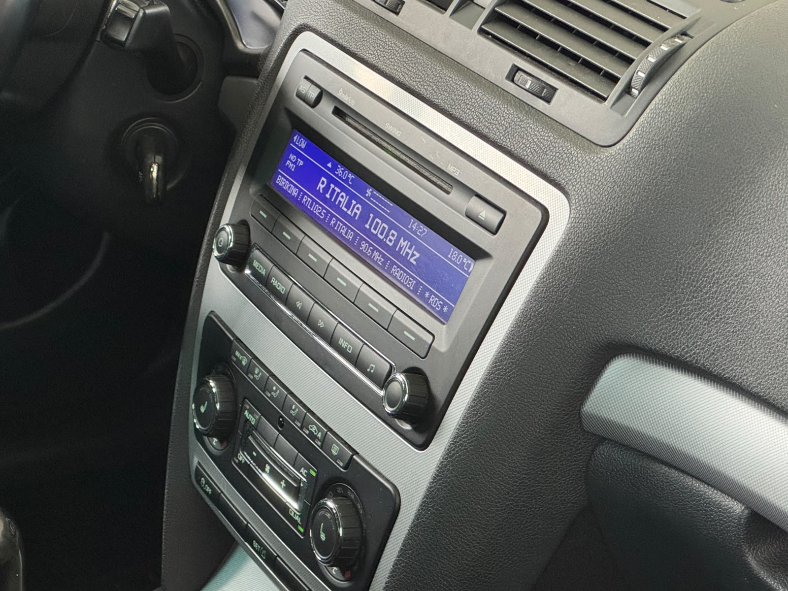 SKODA Octavia Combi 1.6 TDI Adventure 4x4-image-15