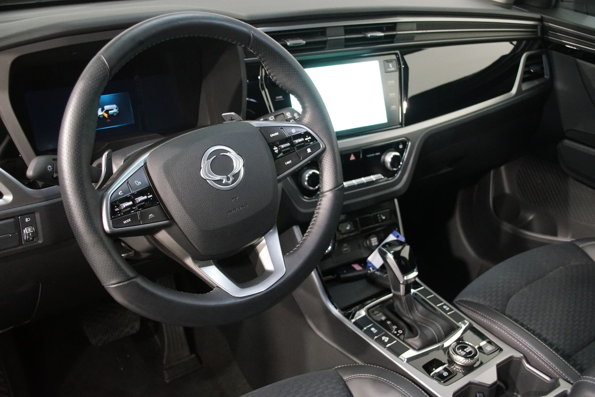 KGM-SsangYong Korando 1.5 T GDI Blackline SWISS 4WD Automat-image-12