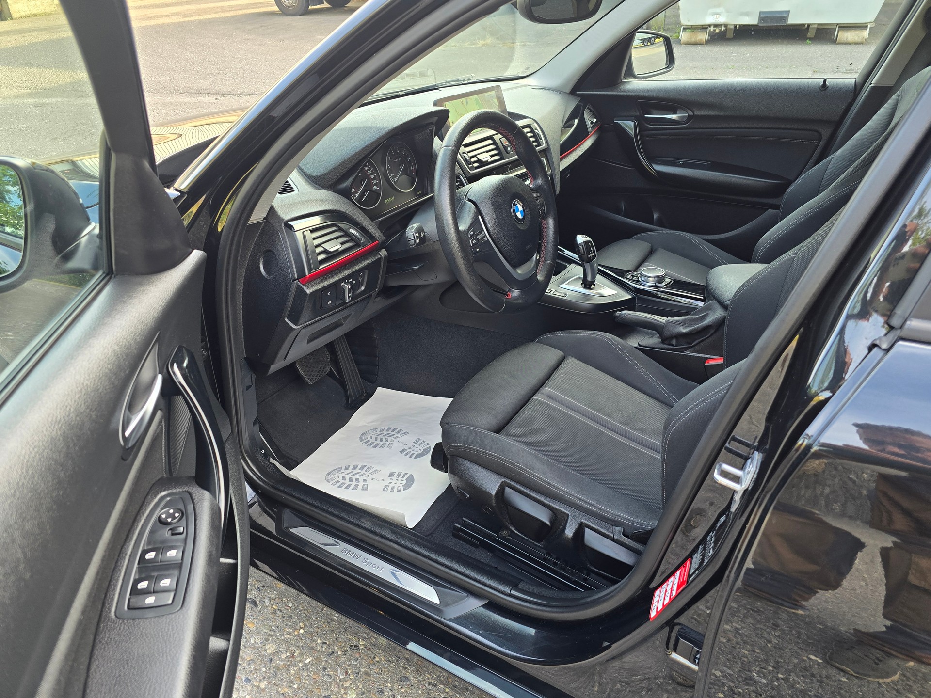 BMW 118i Urban Line Steptronic-image-12