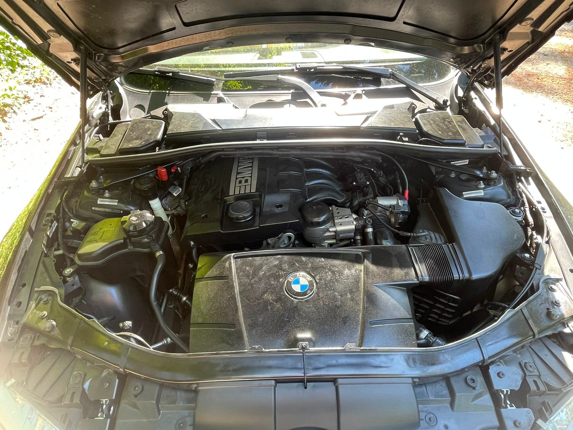 BMW 320i-image-5