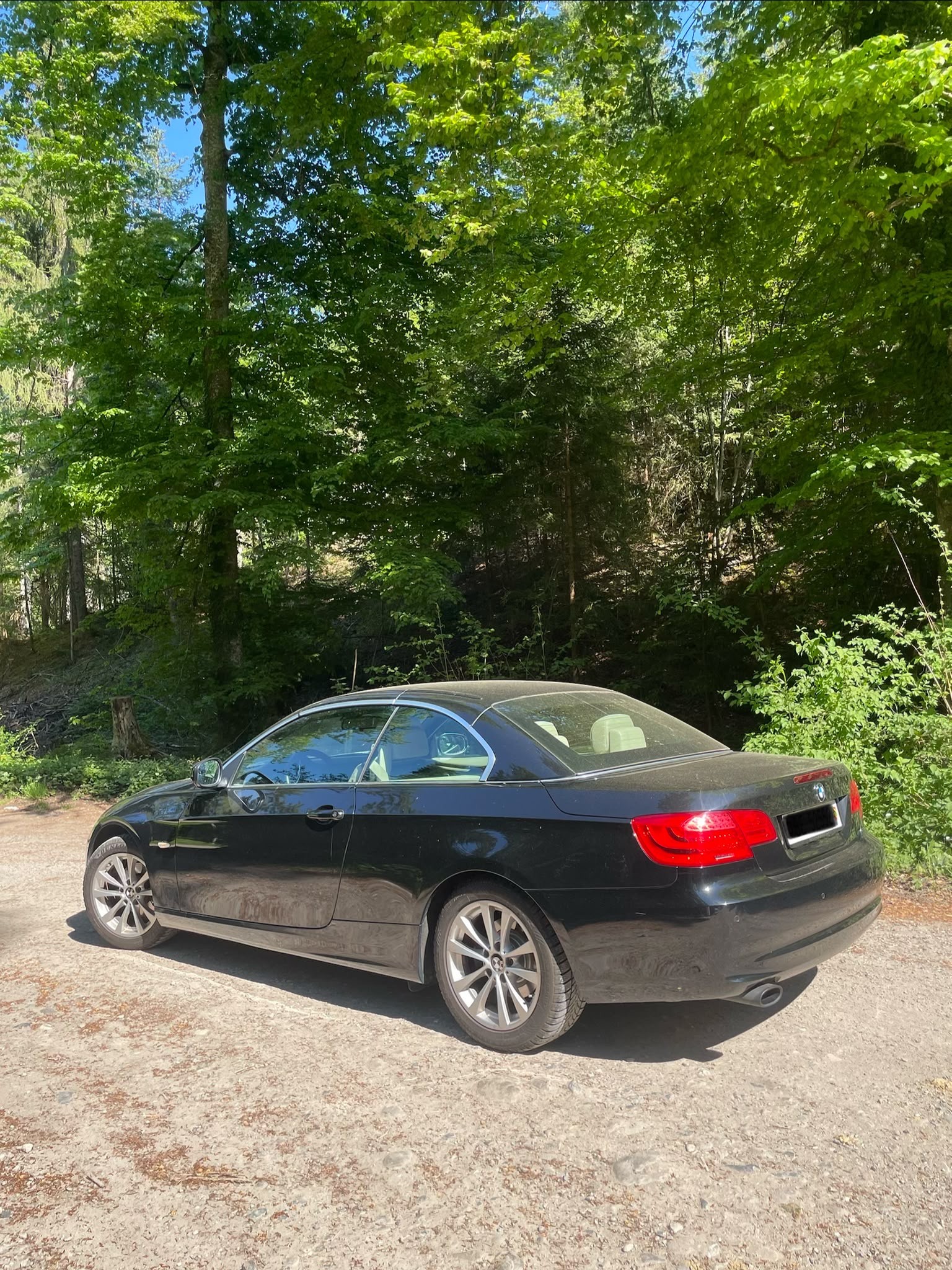 BMW 320i-image-2