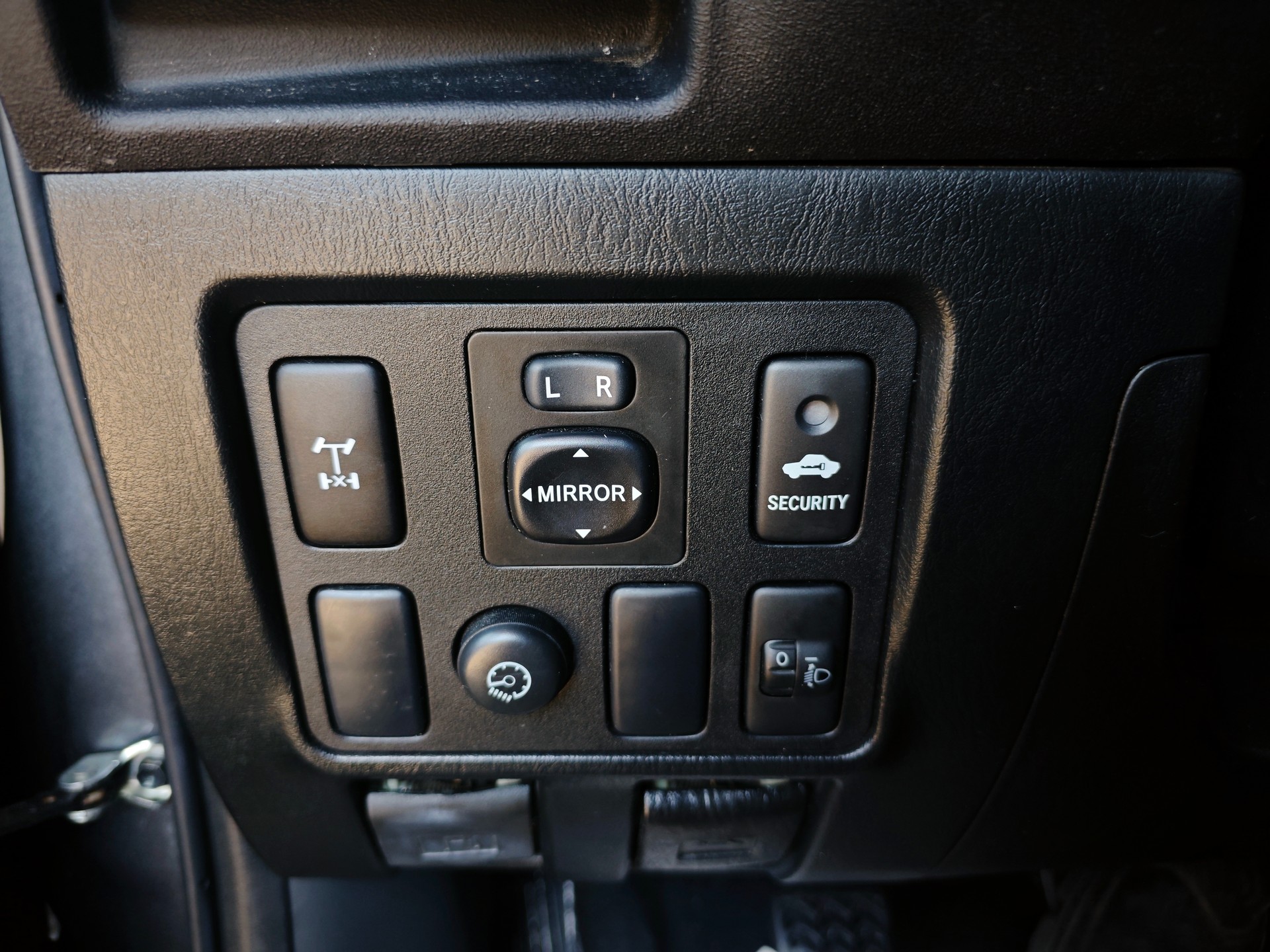 TOYOTA Hilux 2.5D 4WD Double Cab Luna-image-3