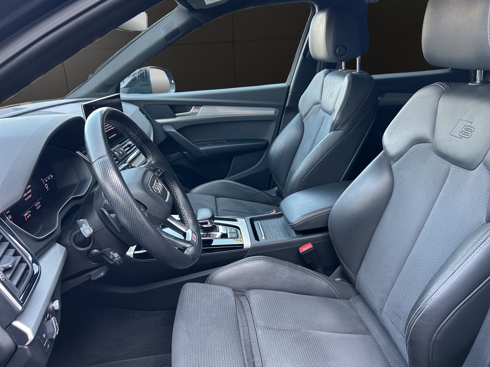AUDI Q5 40 TDI Black Edition quattro S-tronic-image-8