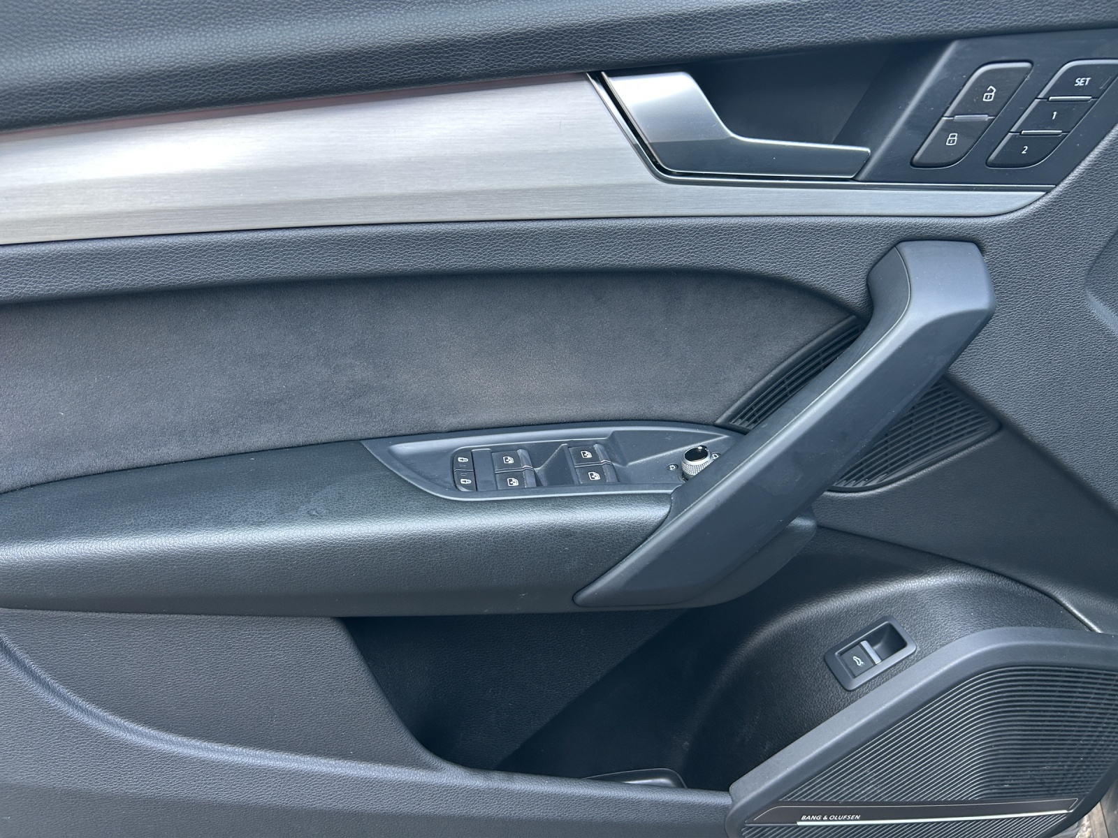 AUDI Q5 40 TDI Black Edition quattro S-tronic-image-19