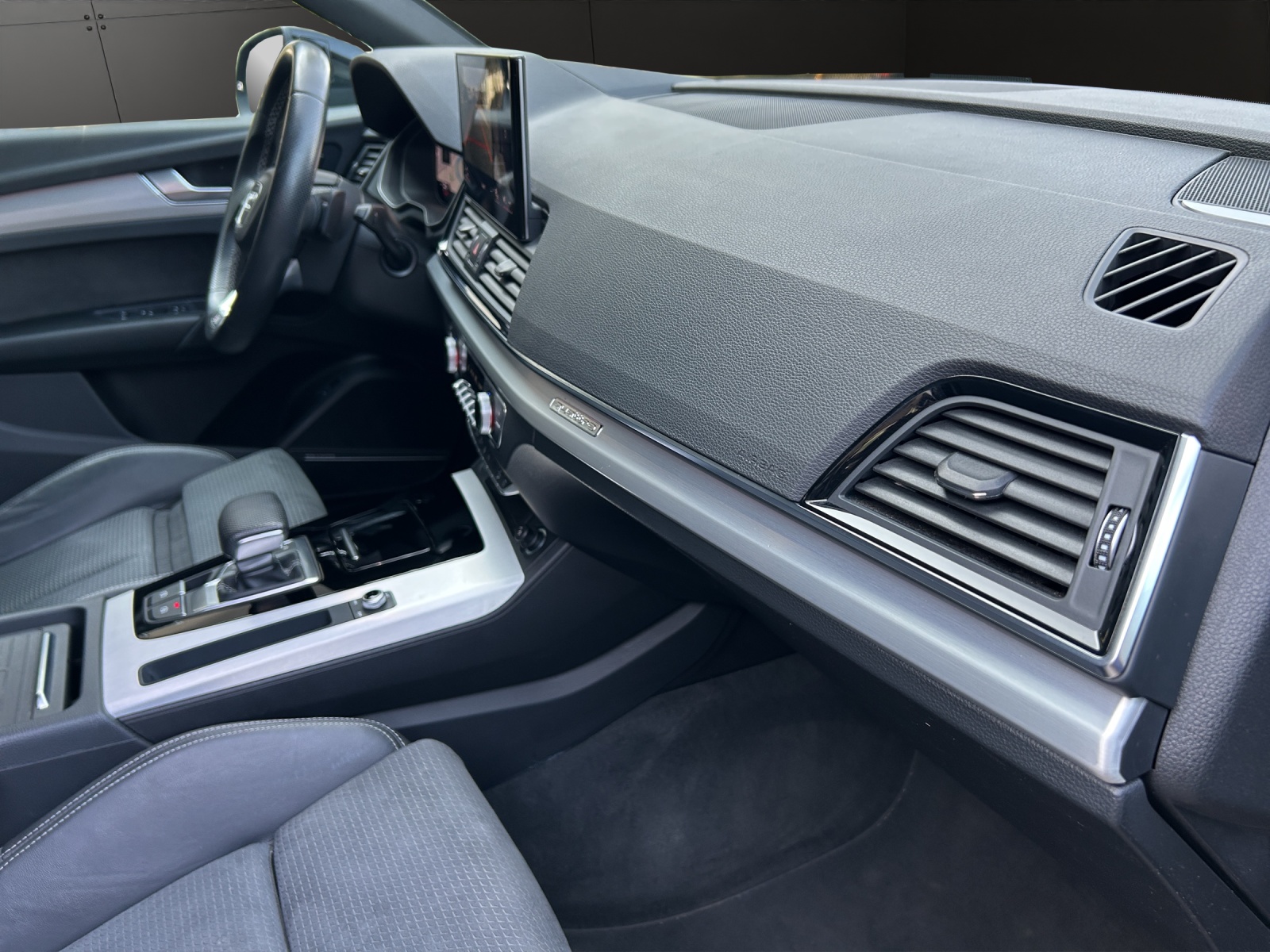 AUDI Q5 40 TDI Black Edition quattro S-tronic-image-22