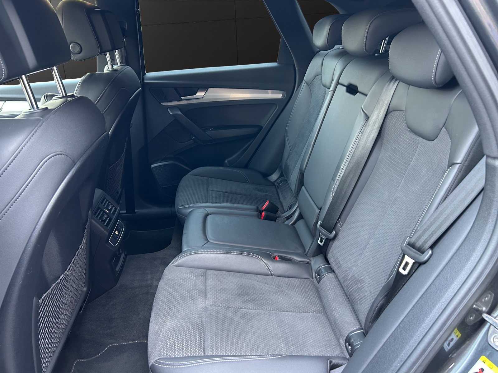 AUDI Q5 40 TDI Black Edition quattro S-tronic-image-11