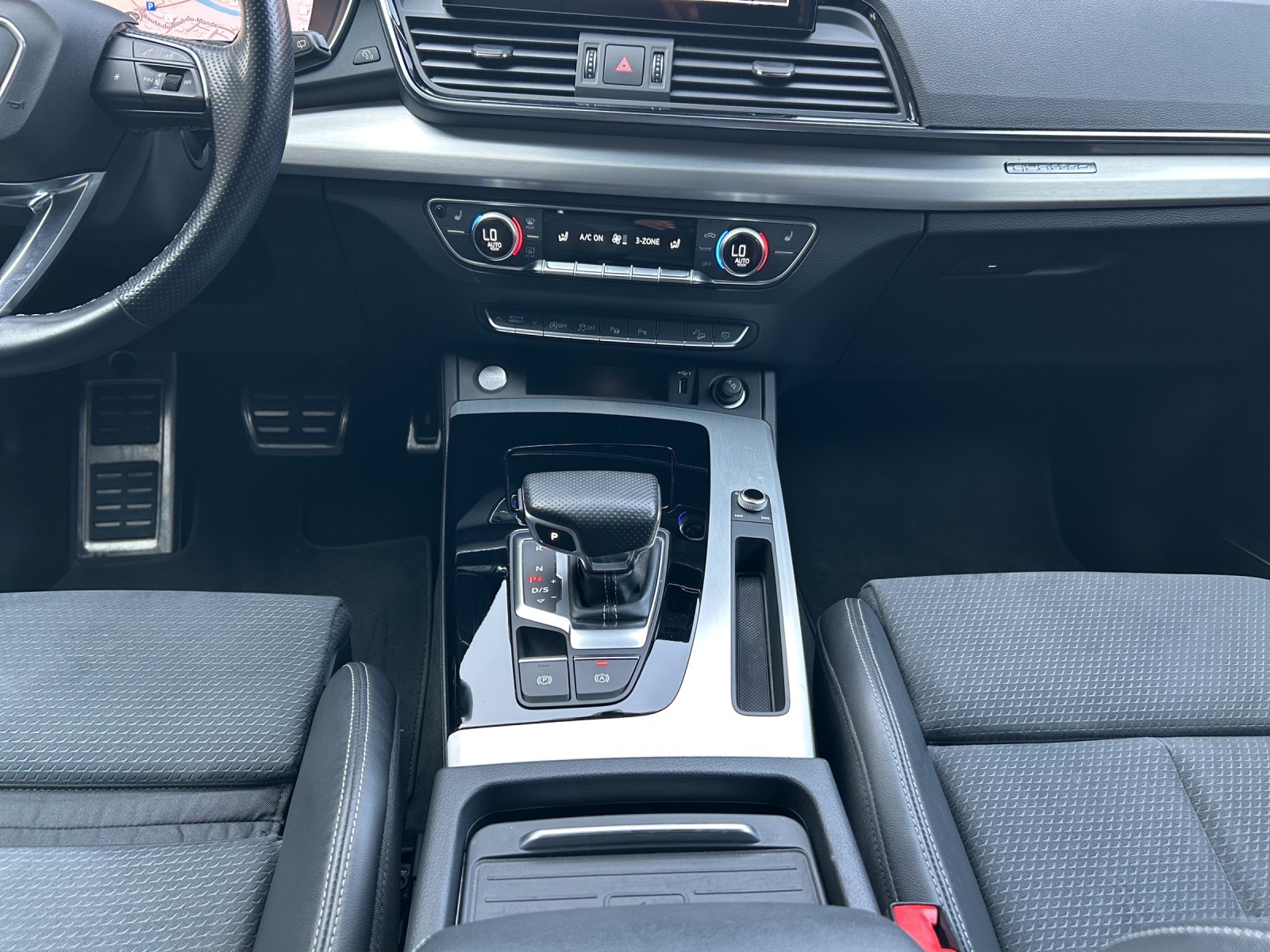 AUDI Q5 40 TDI Black Edition quattro S-tronic-image-13