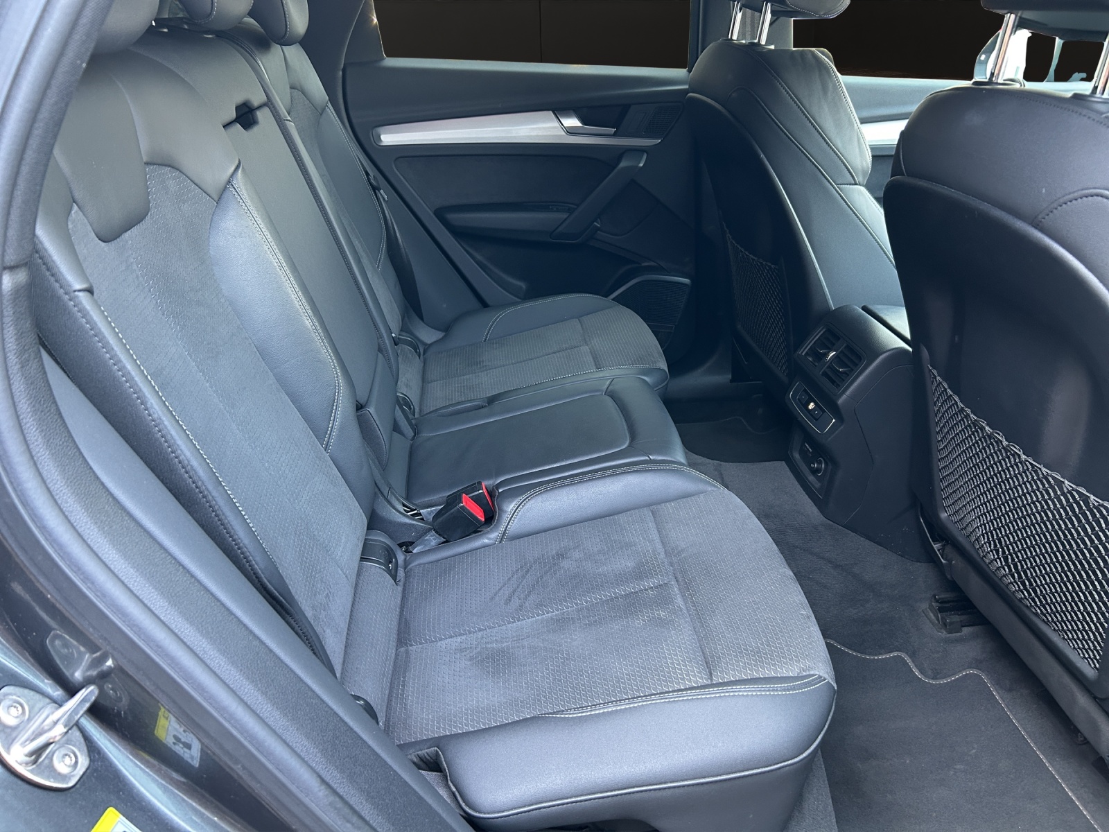 AUDI Q5 40 TDI Black Edition quattro S-tronic-image-16