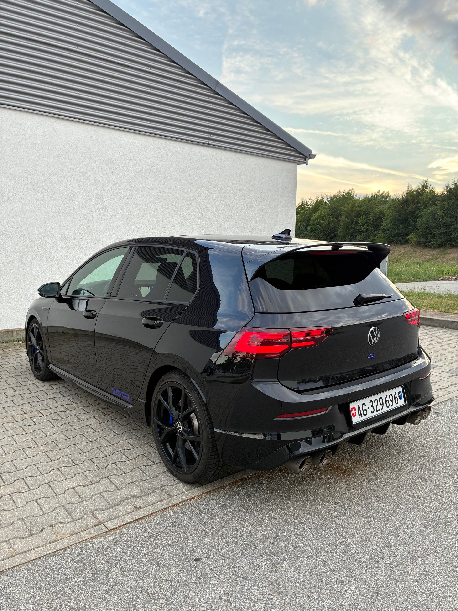 VW 2.0 TSI R 20 Years DSG 4motion-image-4
