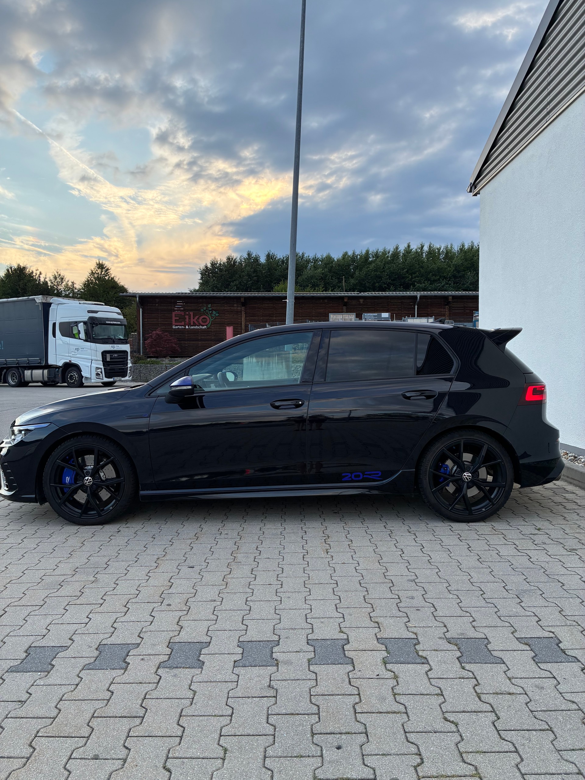 VW 2.0 TSI R 20 Years DSG 4motion-image-3