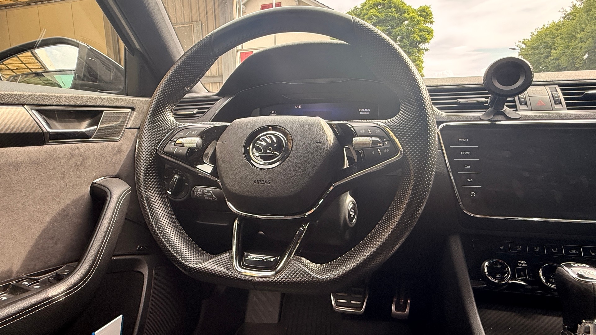 SKODA Superb Combi 2.0 TDi SportLine 4x4 DSG-image-12