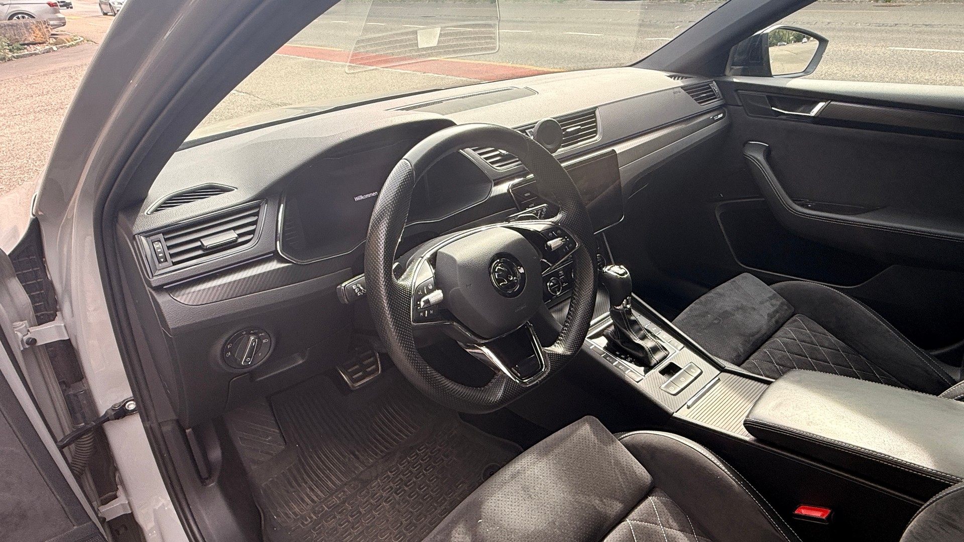 SKODA Superb Combi 2.0 TDi SportLine 4x4 DSG-image-8