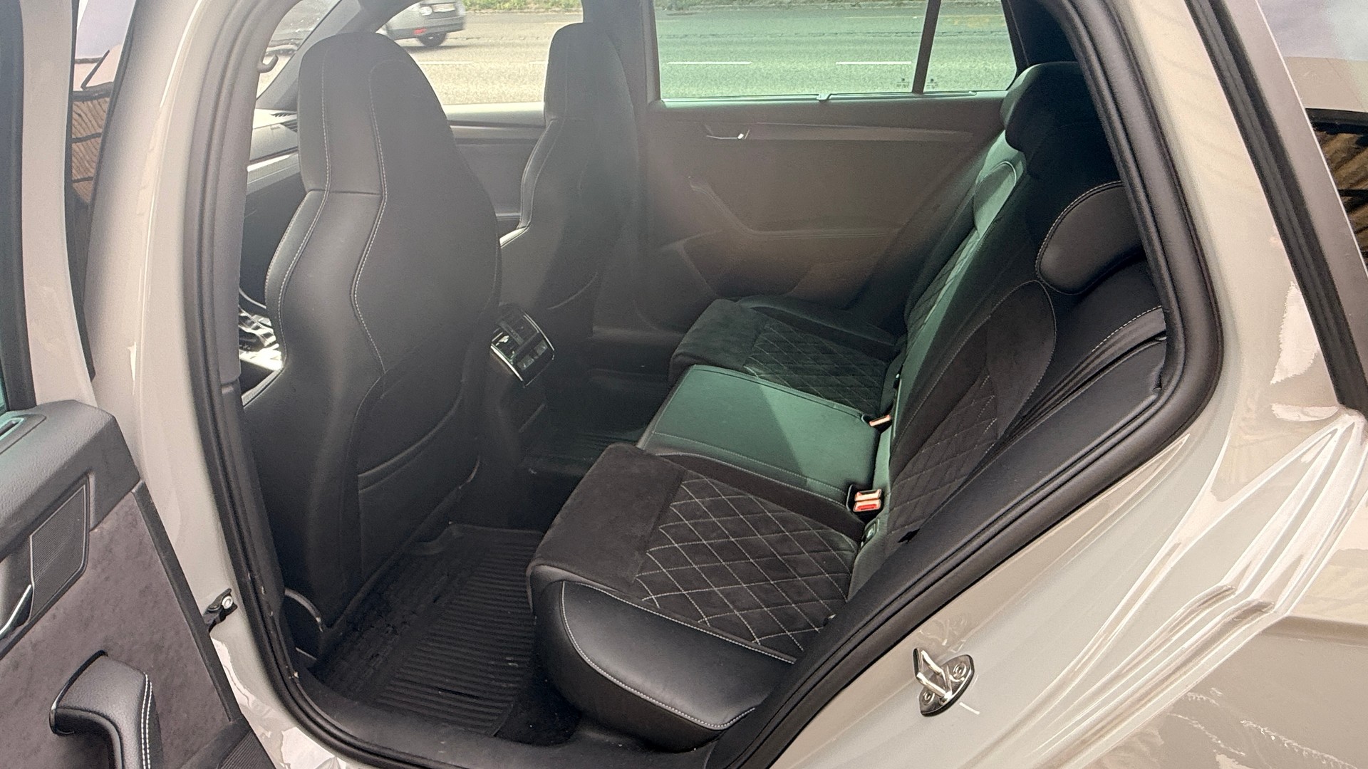 SKODA Superb Combi 2.0 TDi SportLine 4x4 DSG-image-10