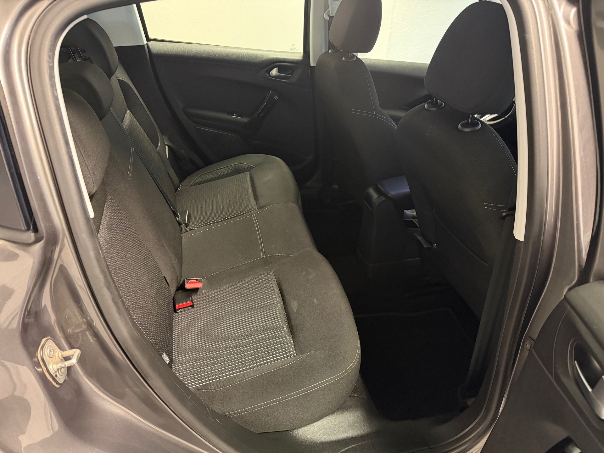 PEUGEOT 208 1.2 PureTech Tech Edition-image-12