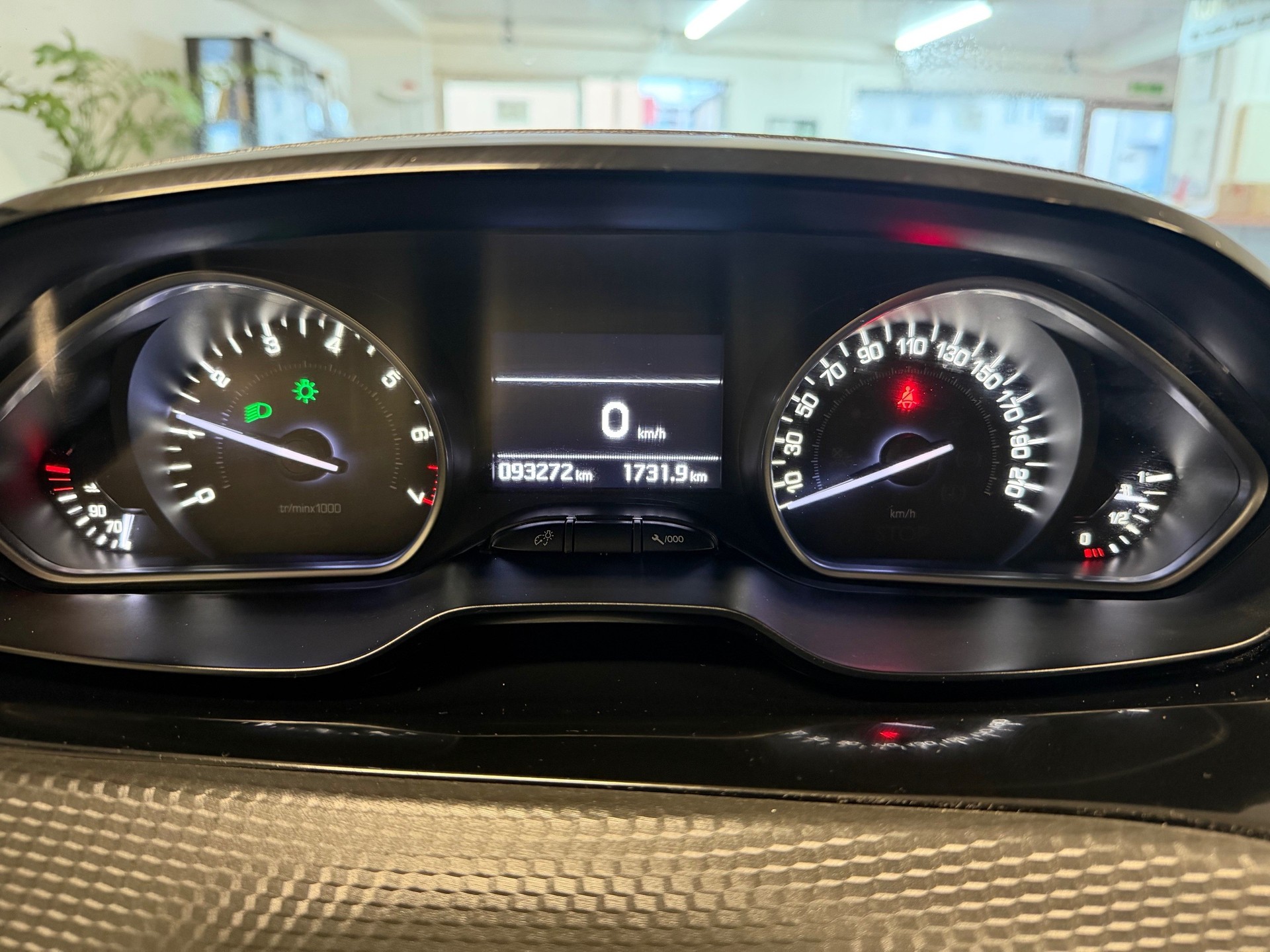 PEUGEOT 208 1.2 PureTech Tech Edition-image-15