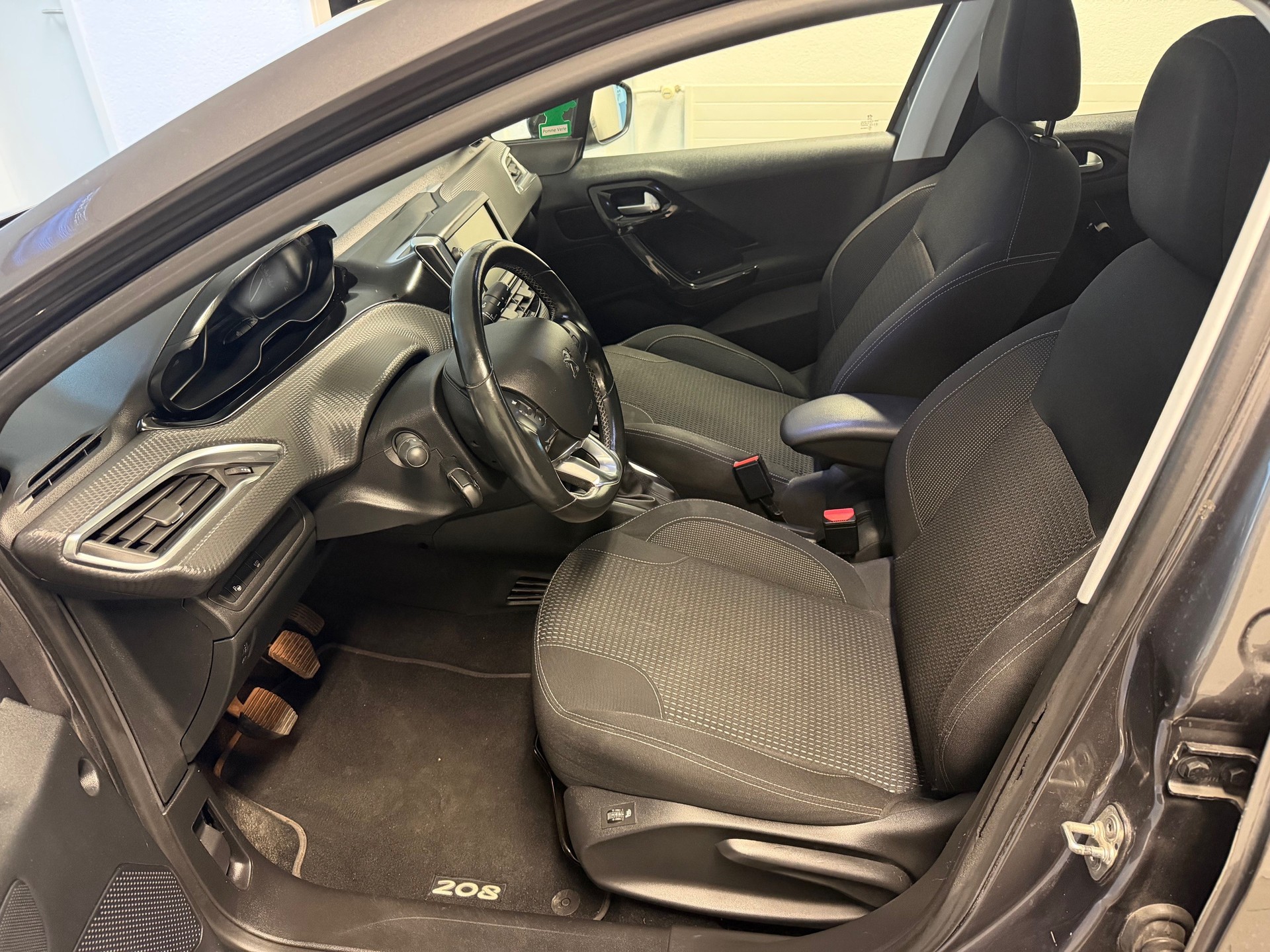 PEUGEOT 208 1.2 PureTech Tech Edition-image-9