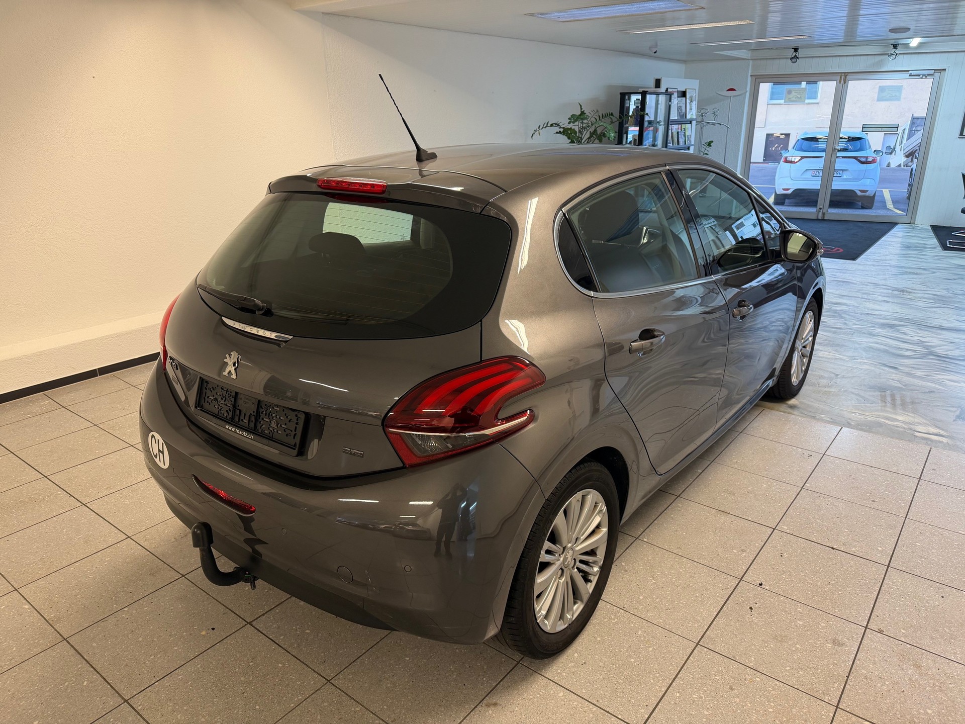 PEUGEOT 208 1.2 PureTech Tech Edition-image-4
